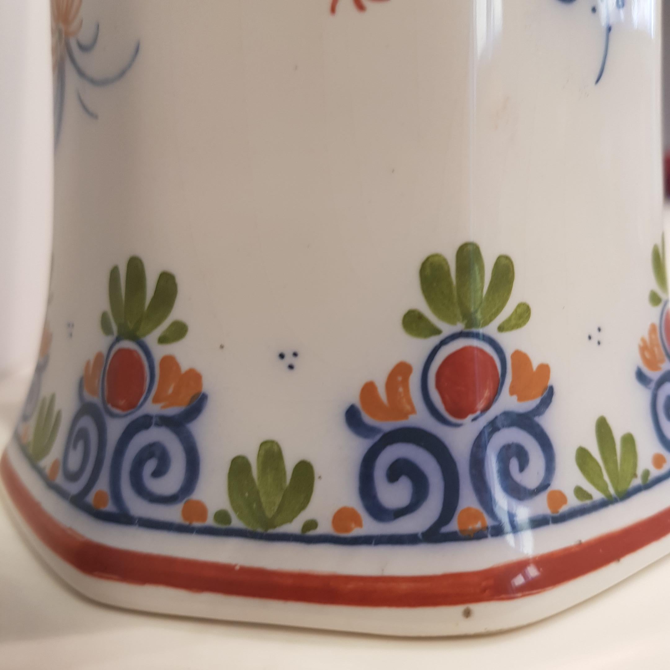 Couple of Hand-Painted Zenith Gouda Porcelain Vases In Excellent Condition For Sale In Monza, IT