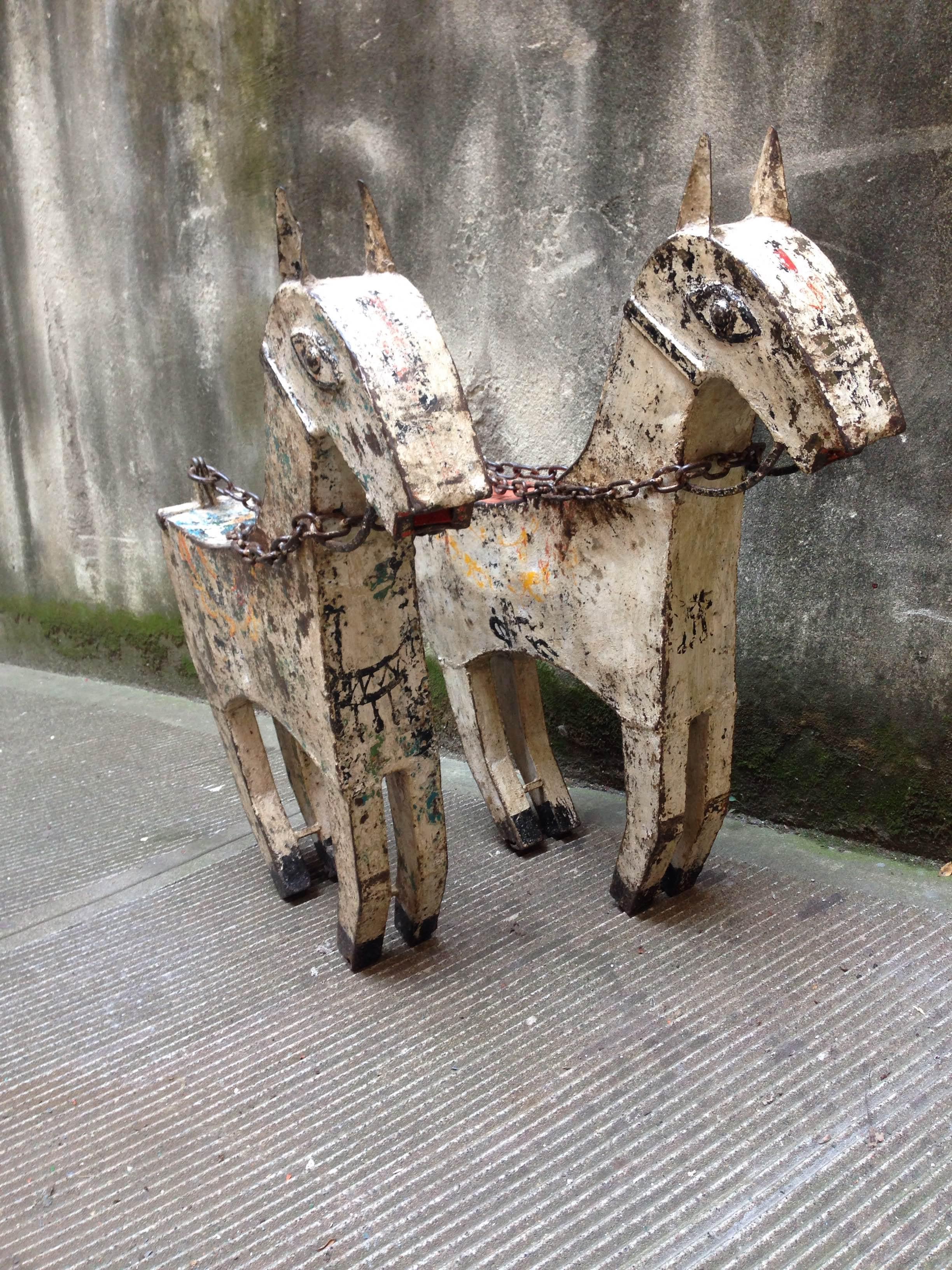These full of charme antique couple of horse come from an Indian carousel, from the colonial period, 1930-1940. This beautiful pair of horses is made of iron, the patina of color is the original one marked by the time that does nothing but increase
