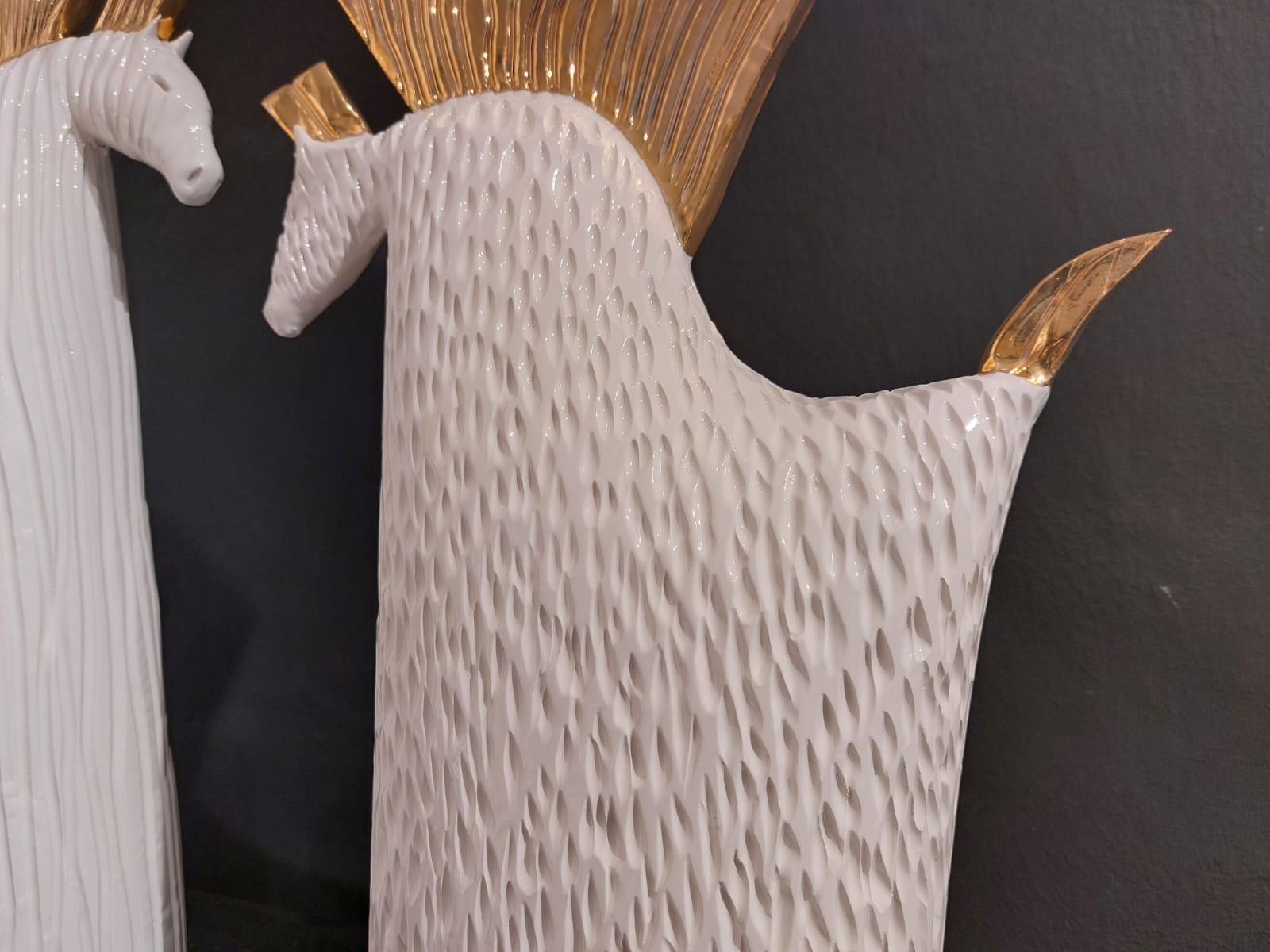 Paar Pferde in Keramik Tafelaufsatz Handgefertigt in Italien ohne Form, 2023 (Moderne) im Angebot