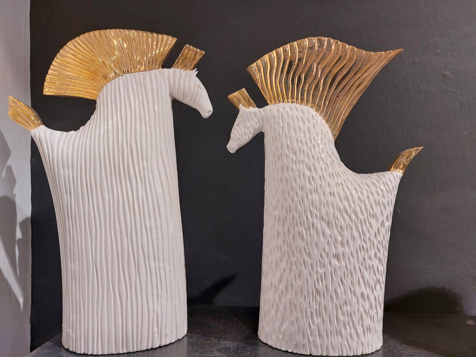 Paar Pferde in Keramik Tafelaufsatz Handgefertigt in Italien ohne Form, 2023 (Eloxiert) im Angebot