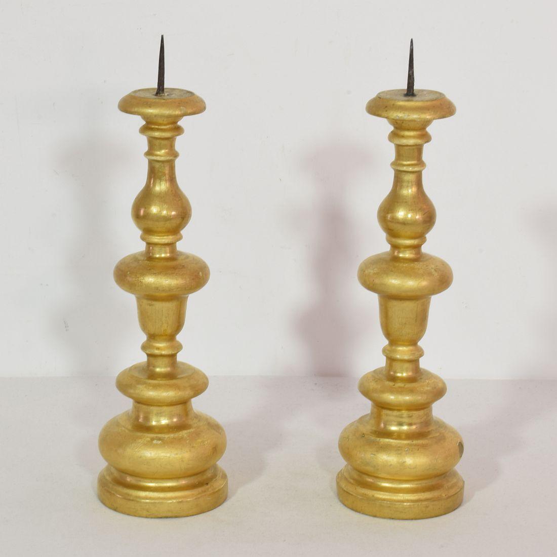 Couple of Italian 18th Century Giltwood Baroque Candleholders In Good Condition In Buisson, FR