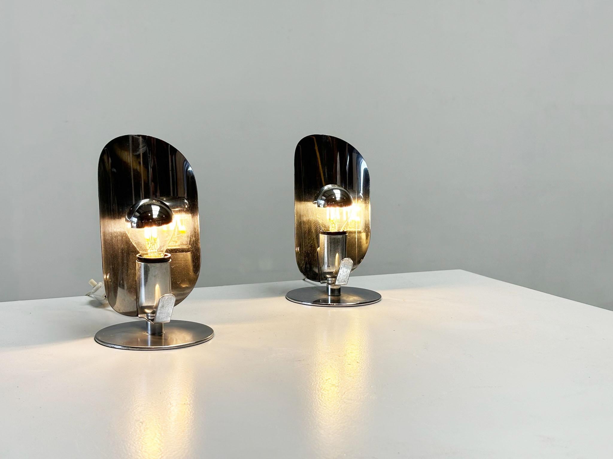 par de lámparas de mesa italianas cromadas finales del siglo XX en venta