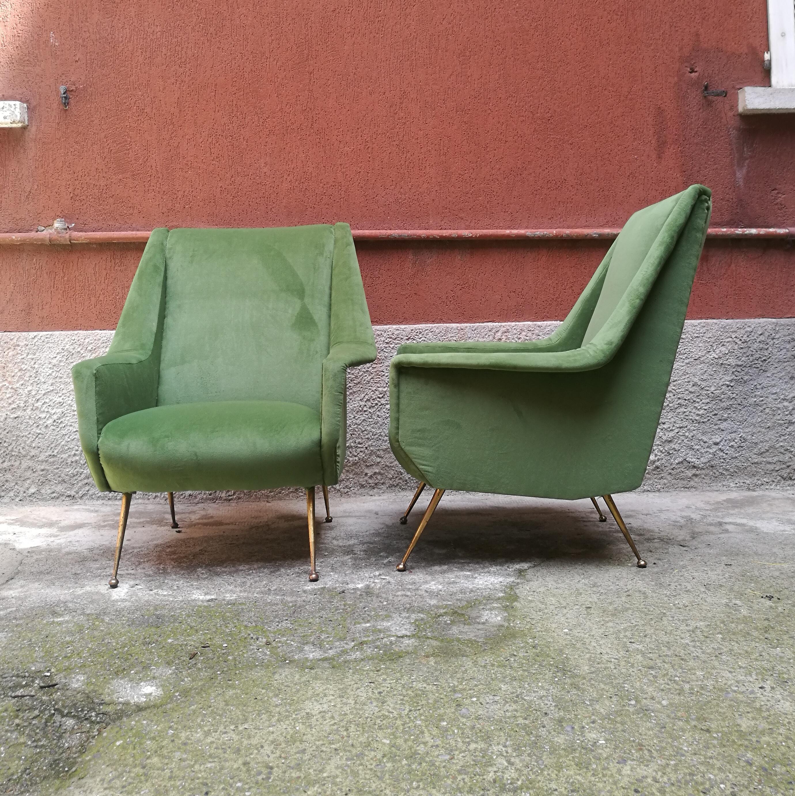 Couple of Italian velvet armchairs, 1950s
Superb couple of italian fauteilles from fifties. This great Classic as been completely reupholstered with green velvet. The structure stands on four elegant legs made in brass. Comfort is given both by the