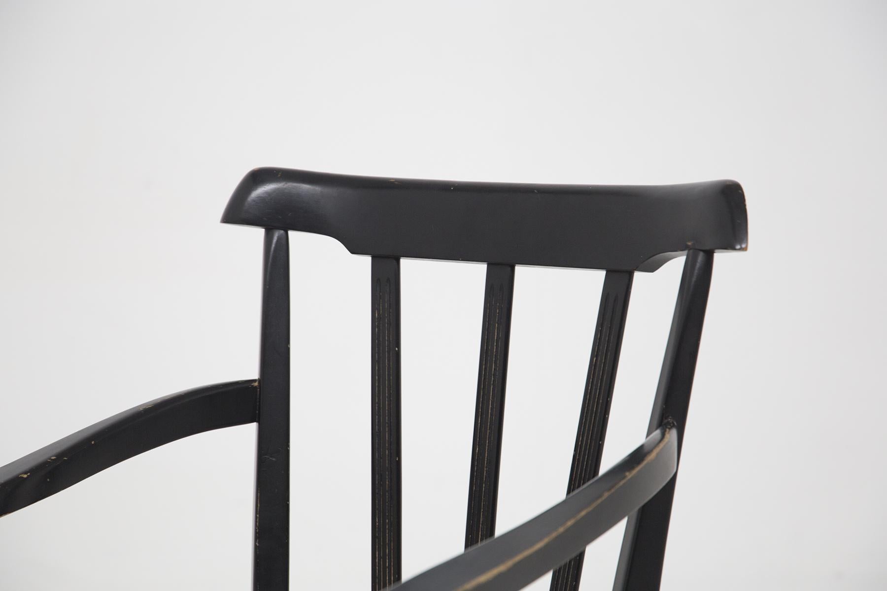 Wunderschönes Paar italienischer Holz- und Ledersessel aus den 1950er Jahren, feine italienische Handwerkskunst.
Die Sessel haben eine sehr schöne, vollständig aus schwarzem Holz gefertigte Struktur. Der Sitz ist aus weißem Leder gefertigt, sehr