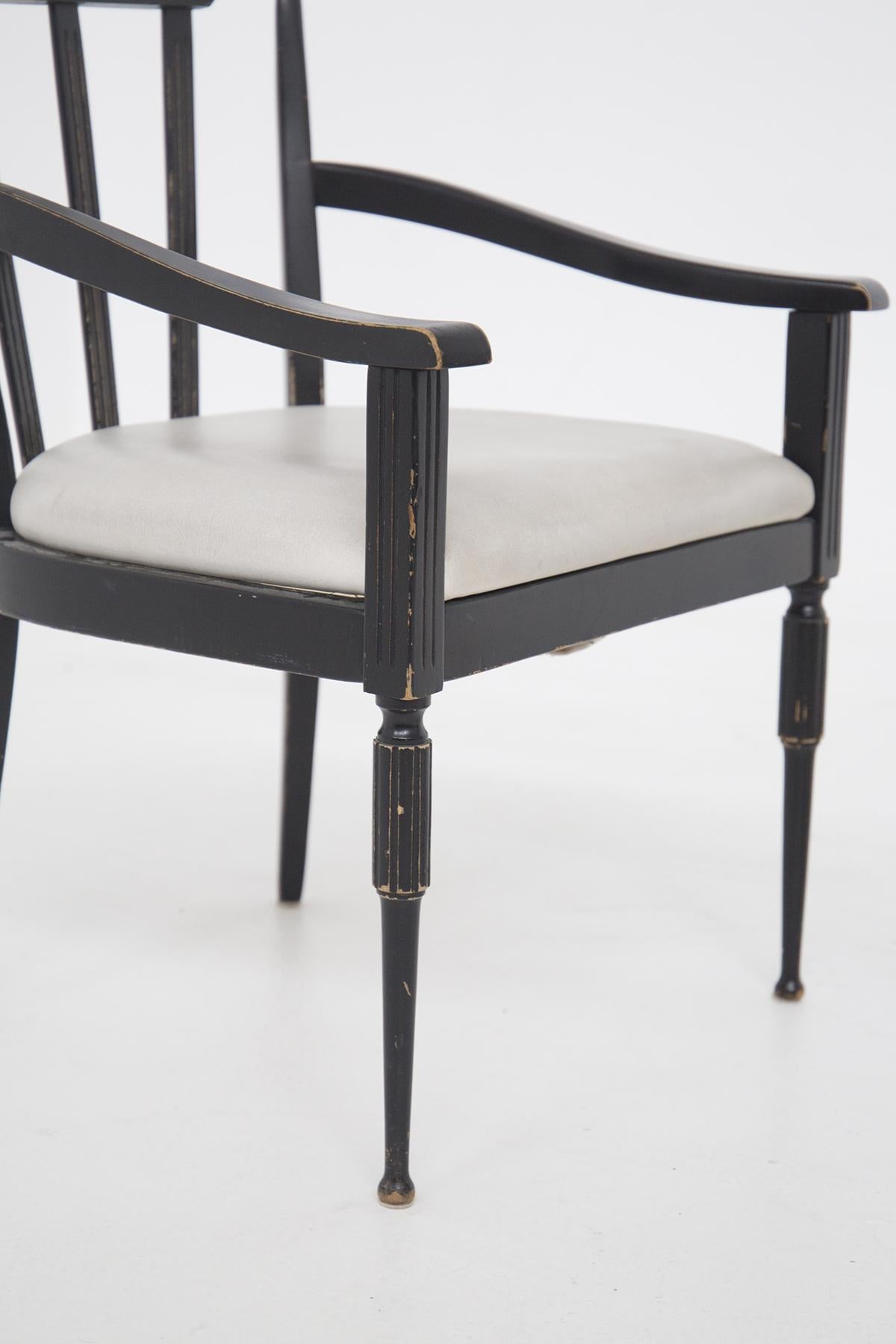 Zwei italienische Vintage-Sessel aus schwarzem Holz und weißem Leder (Moderne der Mitte des Jahrhunderts) im Angebot