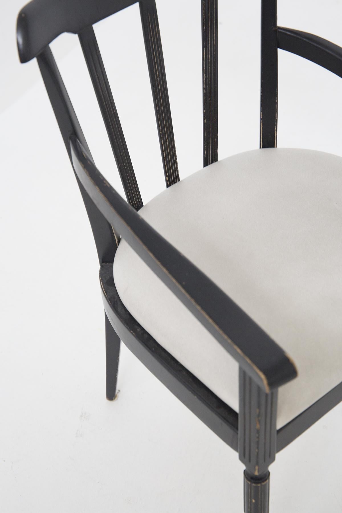 Zwei italienische Vintage-Sessel aus schwarzem Holz und weißem Leder (Italienisch) im Angebot