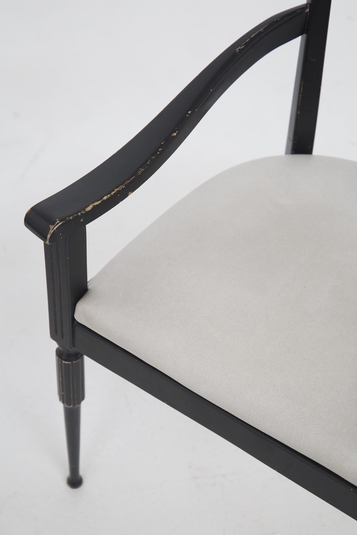 Zwei italienische Vintage-Sessel aus schwarzem Holz und weißem Leder im Zustand „Gut“ im Angebot in Milano, IT