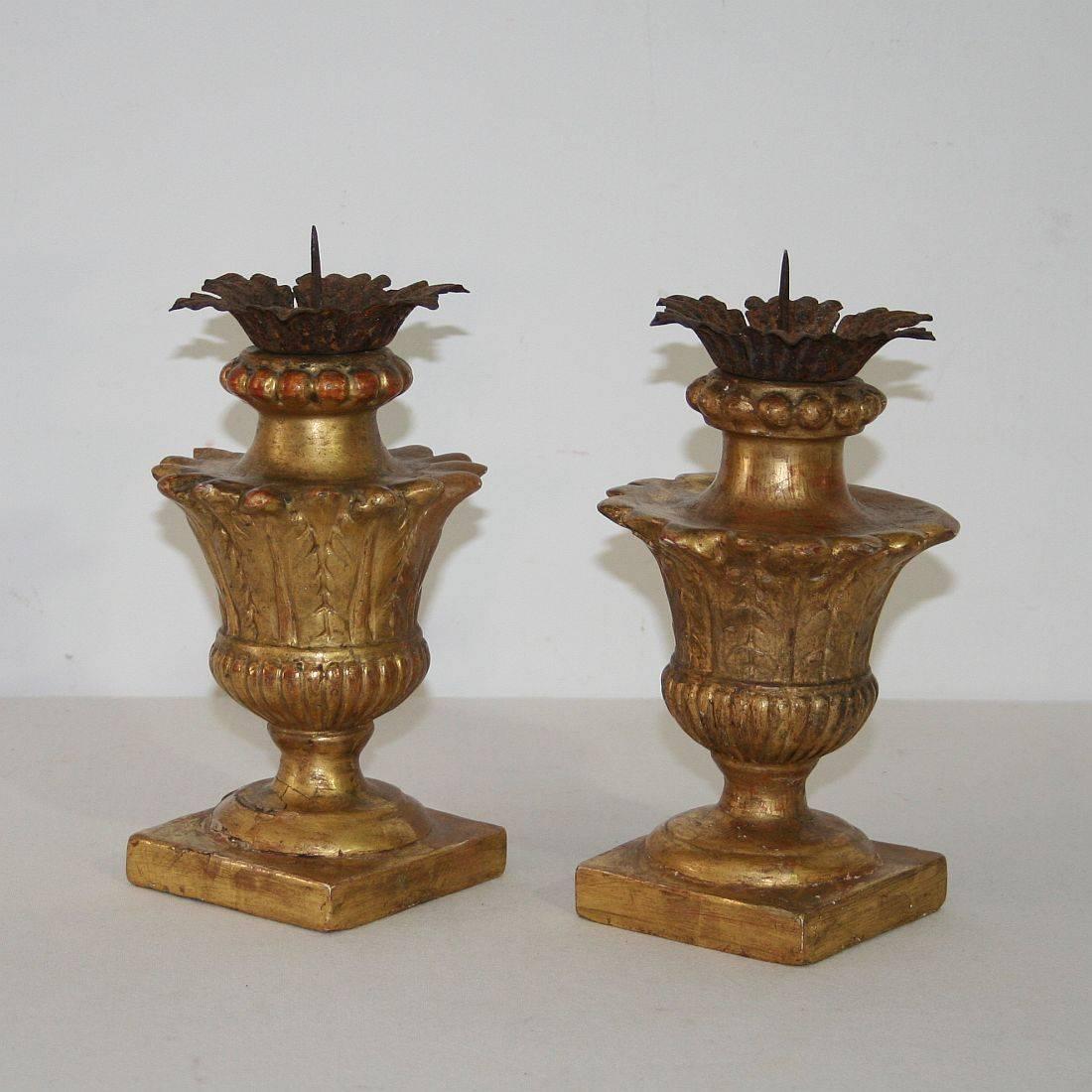 Couple of Late 18th Century Italian Giltwood Neoclassical Candlesticks In Good Condition In Buisson, FR
