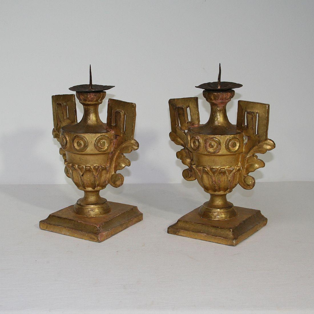 Couple of Late 18th Century Italian Giltwood Neoclassical Candlesticks In Good Condition In Buisson, FR