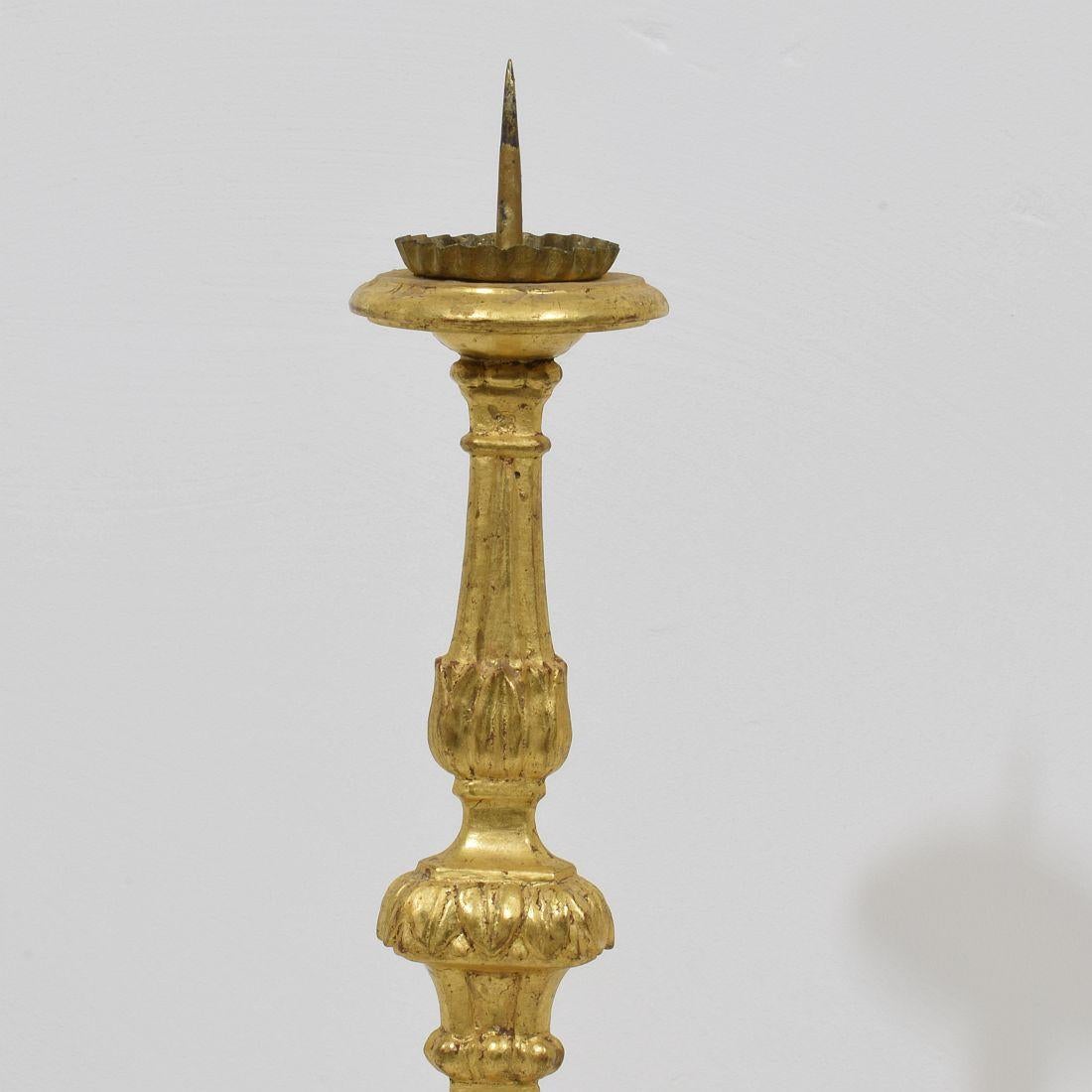 Coppia di portacandele in legno dorato neoclassico italiano della fine del XVIII secolo in vendita 5