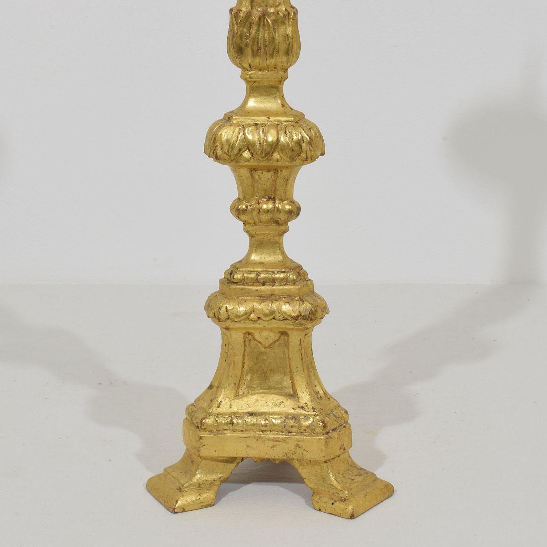 Coppia di portacandele in legno dorato neoclassico italiano della fine del XVIII secolo in vendita 6