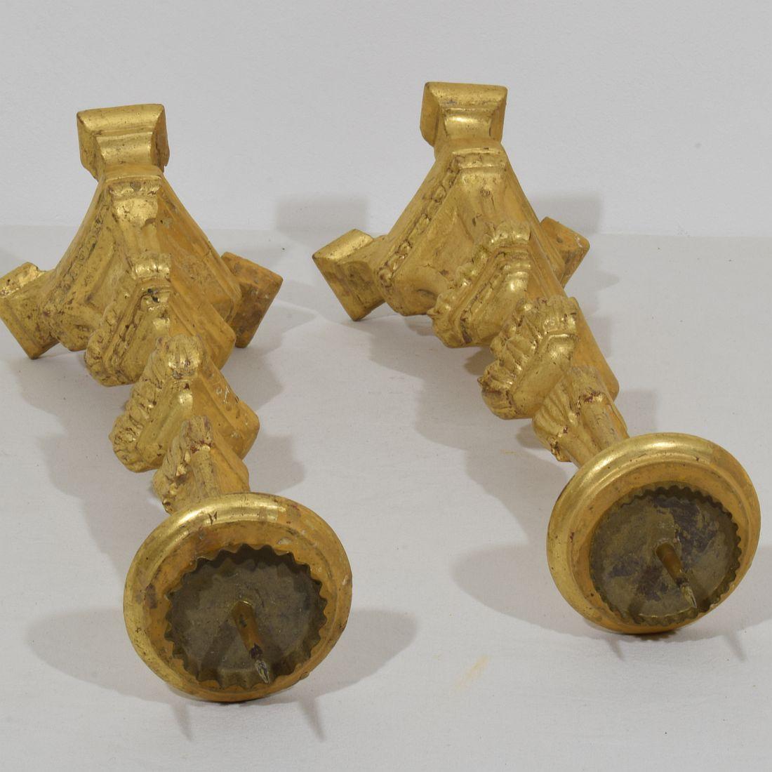 Coppia di portacandele in legno dorato neoclassico italiano della fine del XVIII secolo in vendita 10