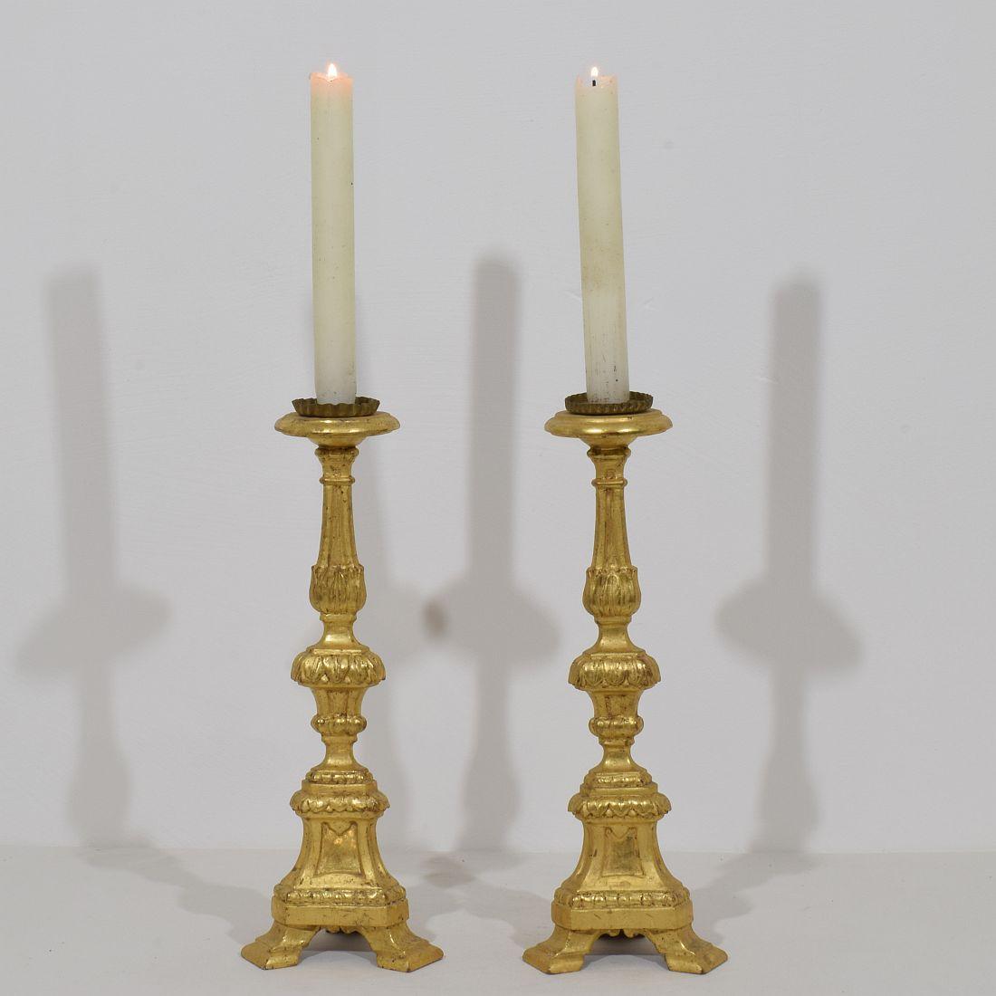 Großartiges Paar hölzerner Kerzenhalter mit ihrer ursprünglichen Vergoldung.
Sehr schöner Kerzentyp und selten in einem Paar zu finden.
Italien, um 1780-1800.
Verwittert, alte Reparatur
Die Messungen umfassen die Metallspitze.