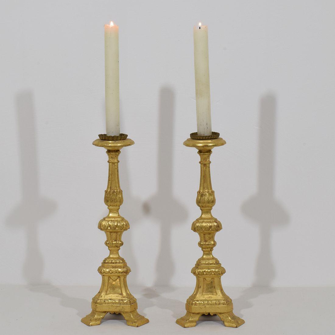 Ottima coppia di portacandele in legno con doratura originale.
Un portacandele di tipo molto bello e raro da trovare in coppia.
Italia, circa 1780-1800.
Riparazione vecchia e rovinata dalle intemperie
Le misure includono il picco di metallo.