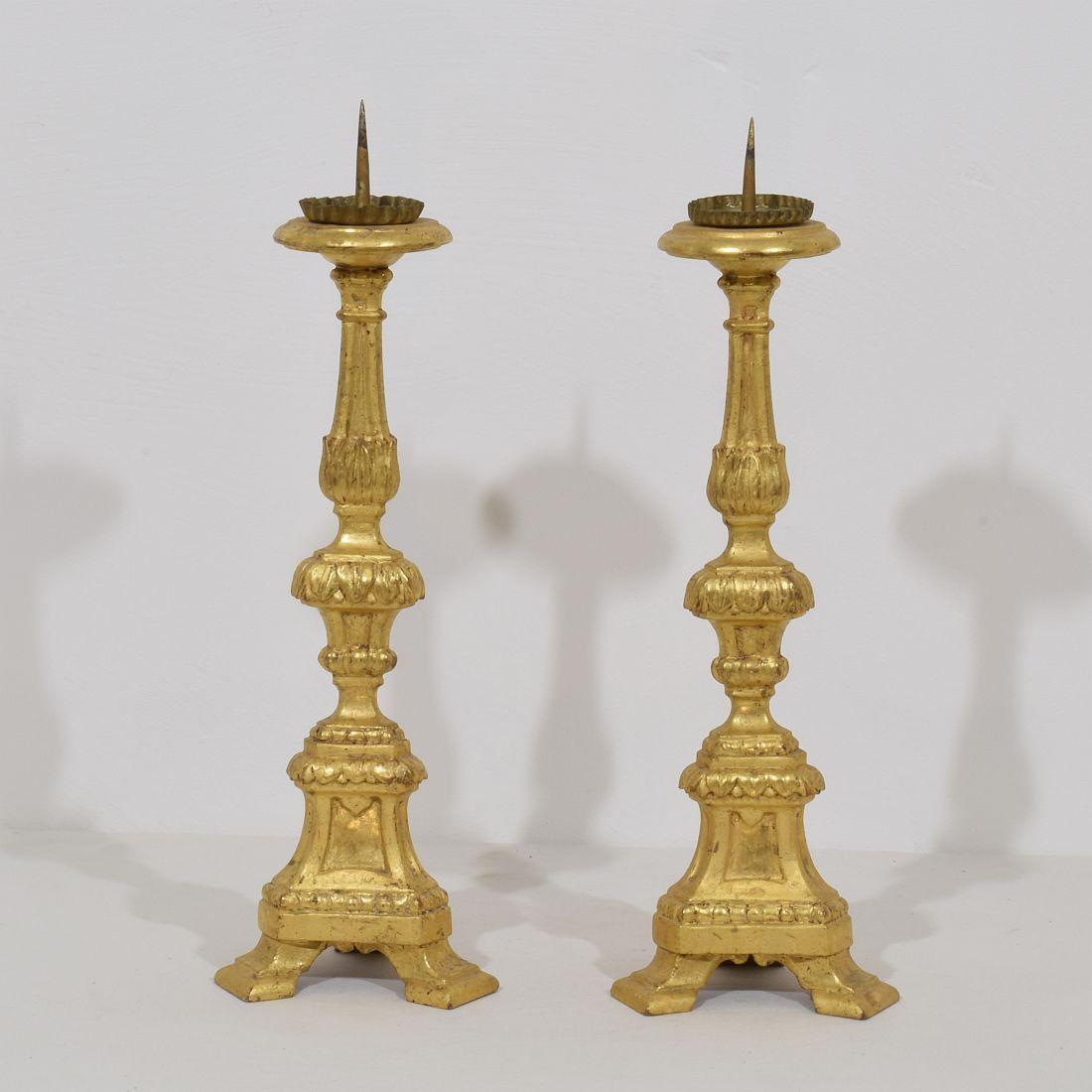 Hand-Carved Couple of Late 18th Century Italian Neoclassical Giltwood Candleholders For Sale