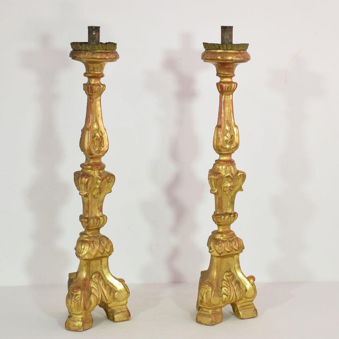 Couple of Late 18th Century Italian Neoclassical Giltwood Candleholders In Good Condition In Buisson, FR