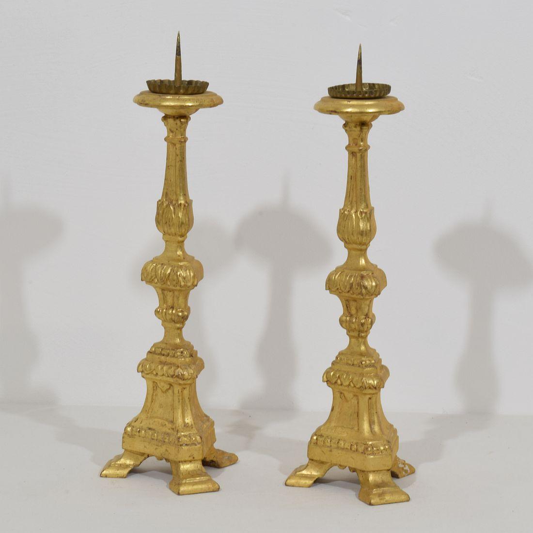 Paar italienische neoklassizistische Kerzenständer aus vergoldetem Holz aus dem späten 18. Jahrhundert (Italienisch) im Angebot