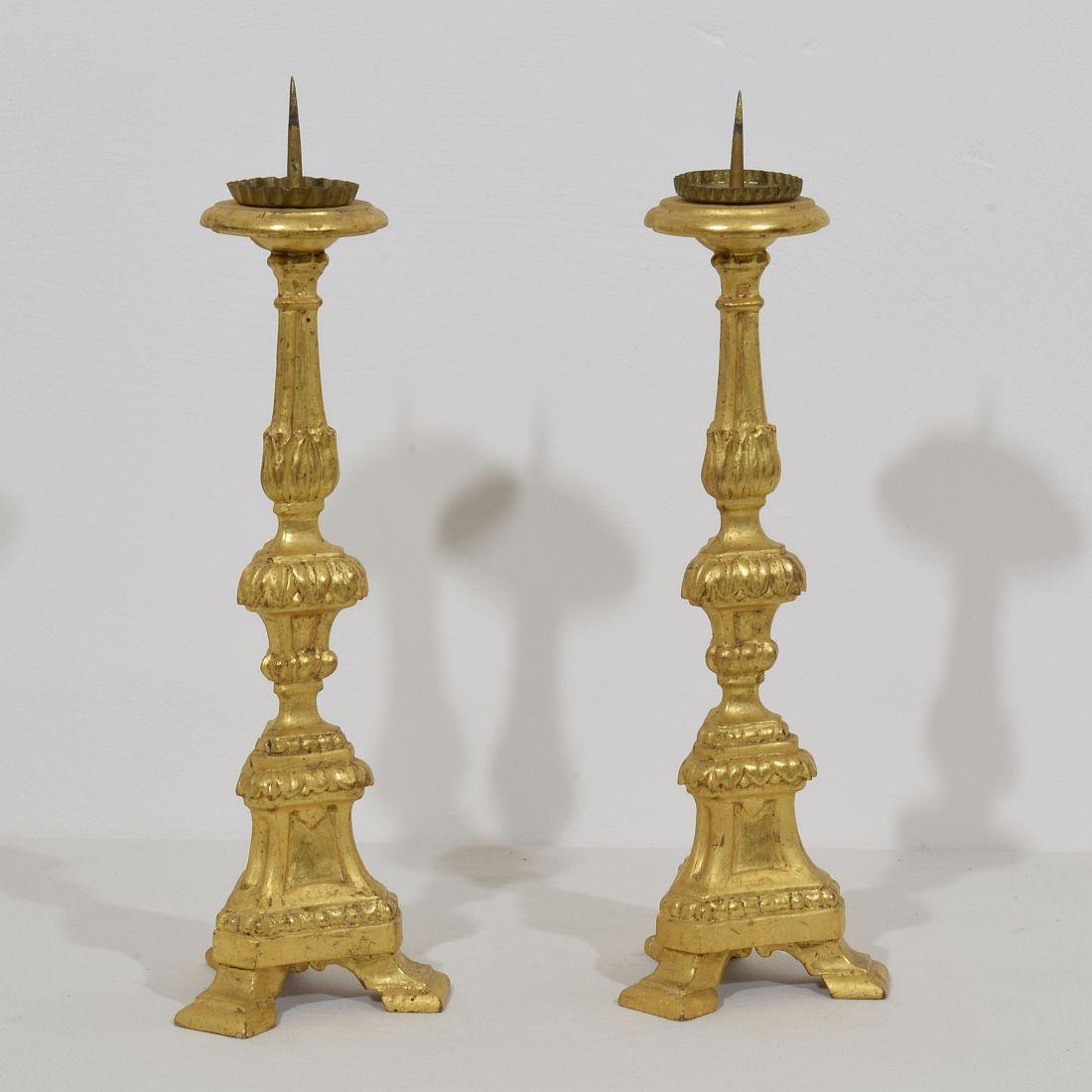 Italiano Coppia di portacandele in legno dorato neoclassico italiano della fine del XVIII secolo in vendita
