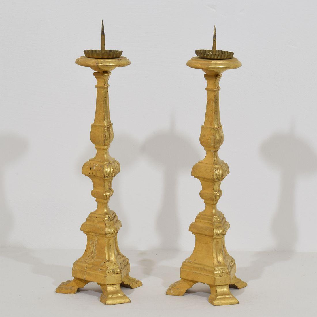 Paar italienische neoklassizistische Kerzenständer aus vergoldetem Holz aus dem späten 18. Jahrhundert im Zustand „Gut“ im Angebot in Buisson, FR
