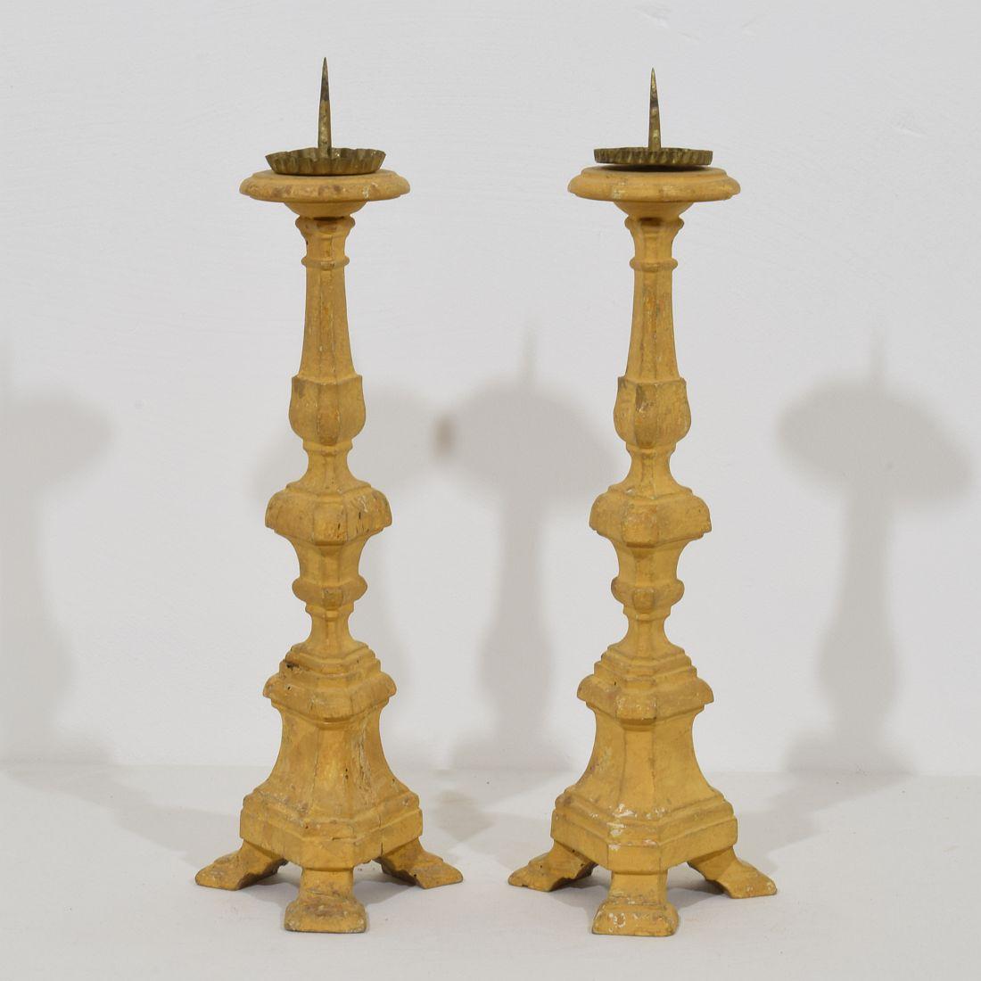 Paar italienische neoklassizistische Kerzenständer aus vergoldetem Holz aus dem späten 18. Jahrhundert (18. Jahrhundert und früher) im Angebot