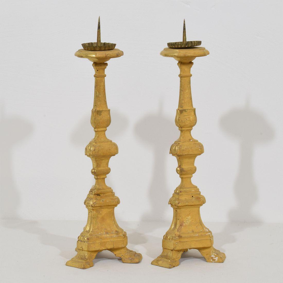 Fino al XVIII secolo Coppia di portacandele in legno dorato neoclassico italiano della fine del XVIII secolo in vendita