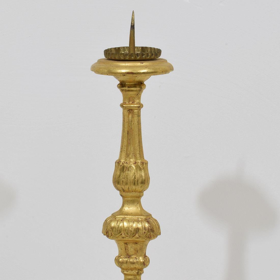 Legno Coppia di portacandele in legno dorato neoclassico italiano della fine del XVIII secolo in vendita