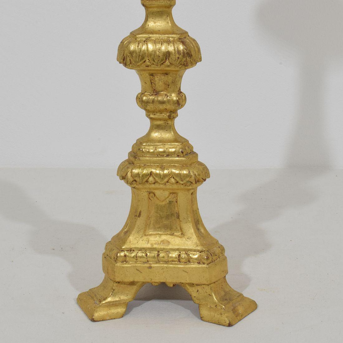 Coppia di portacandele in legno dorato neoclassico italiano della fine del XVIII secolo in vendita 1