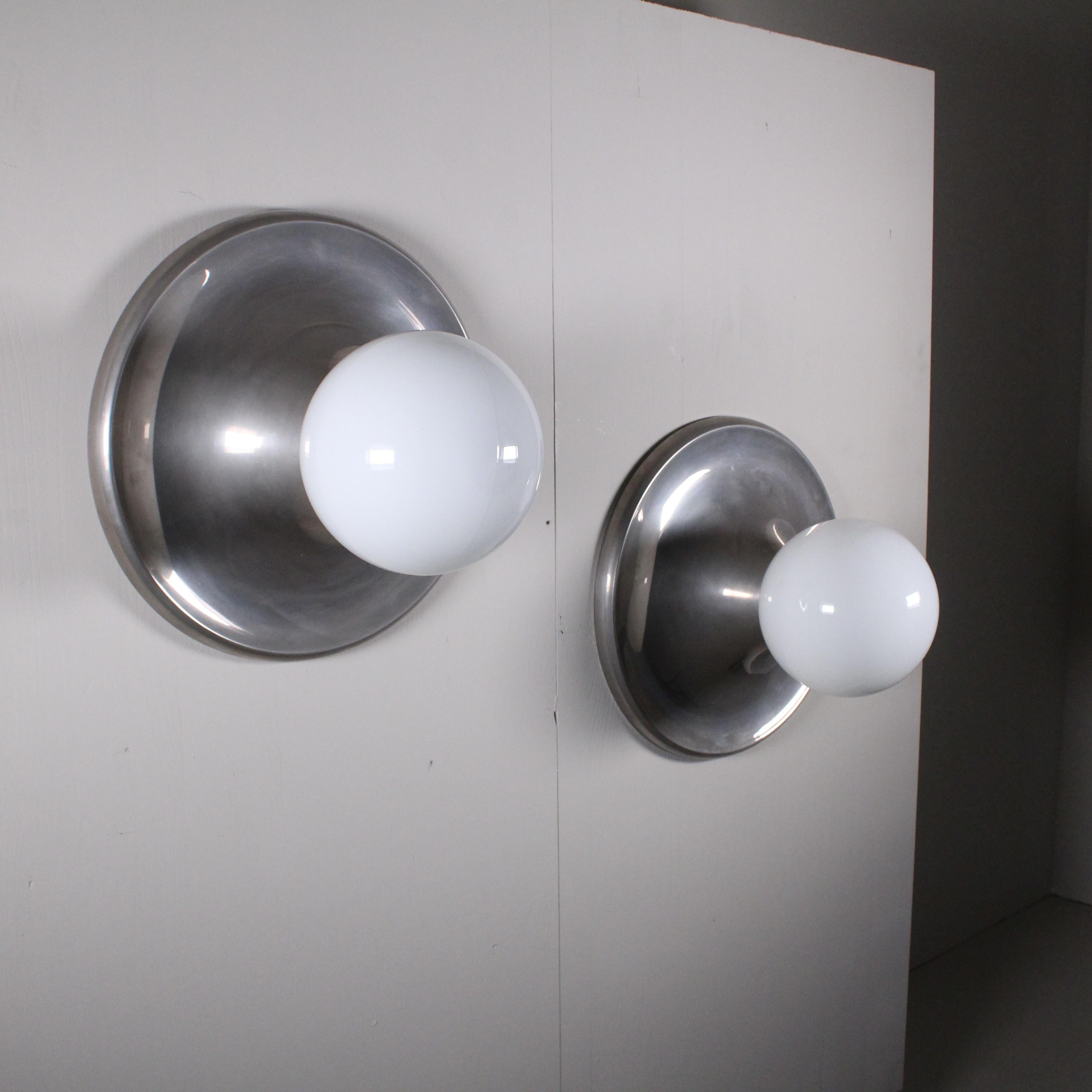 Die Appliques Light Ball, die Achille Castiglioni in den 1960er Jahren für Flos entwarf, ist ein strahlendes Zeugnis für die innovative Brillanz des italienischen Beleuchtungsdesigns der Jahrhundertmitte. Achille Castiglioni, eine Koryphäe in der
