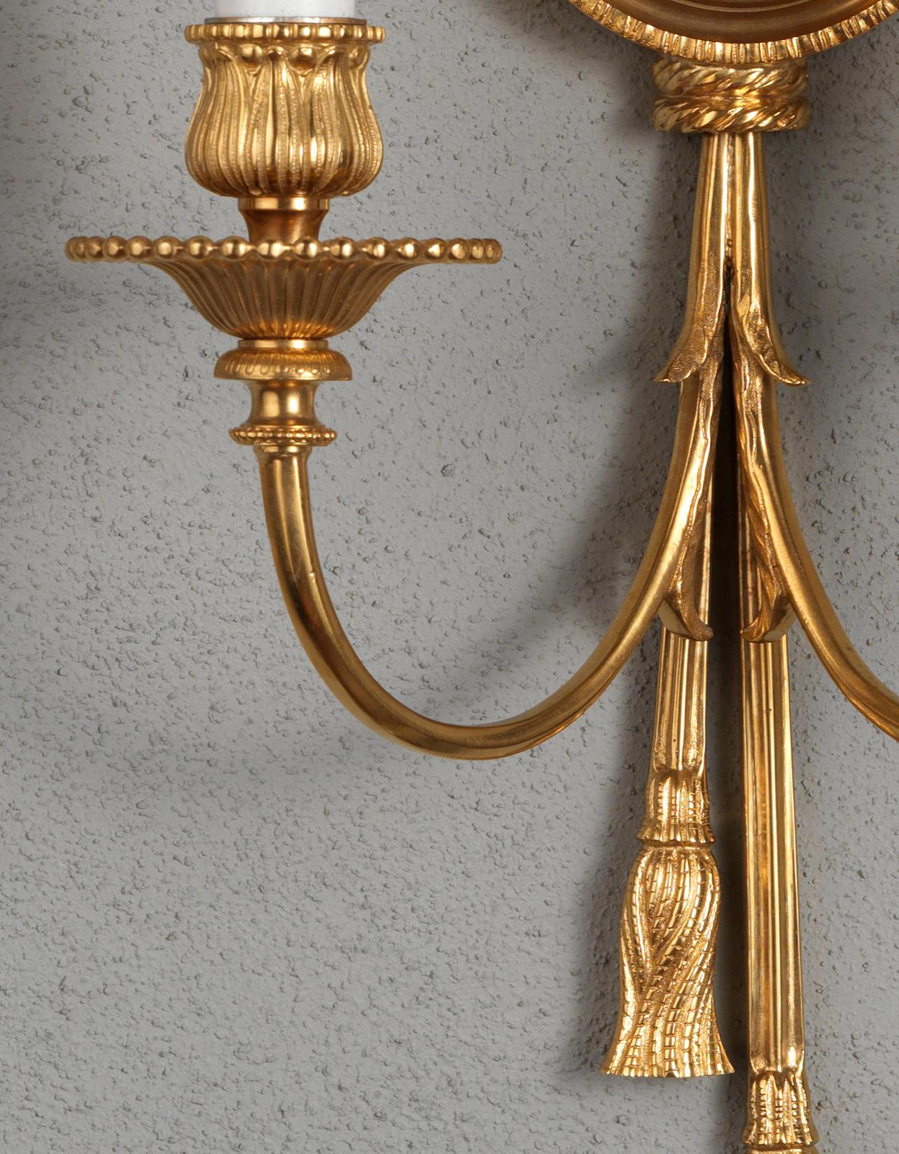 Wandleuchter aus vergoldeter Bronze und Emaille im Louis XVI-Stil von Gherardo Degli Albizzi. Dieses feine Wandleuchter-Set ist vollständig aus vergoldeter Bronze gefertigt und mit typischen Elementen der Louis XVI-Periode verziert, wie dem Kopf der