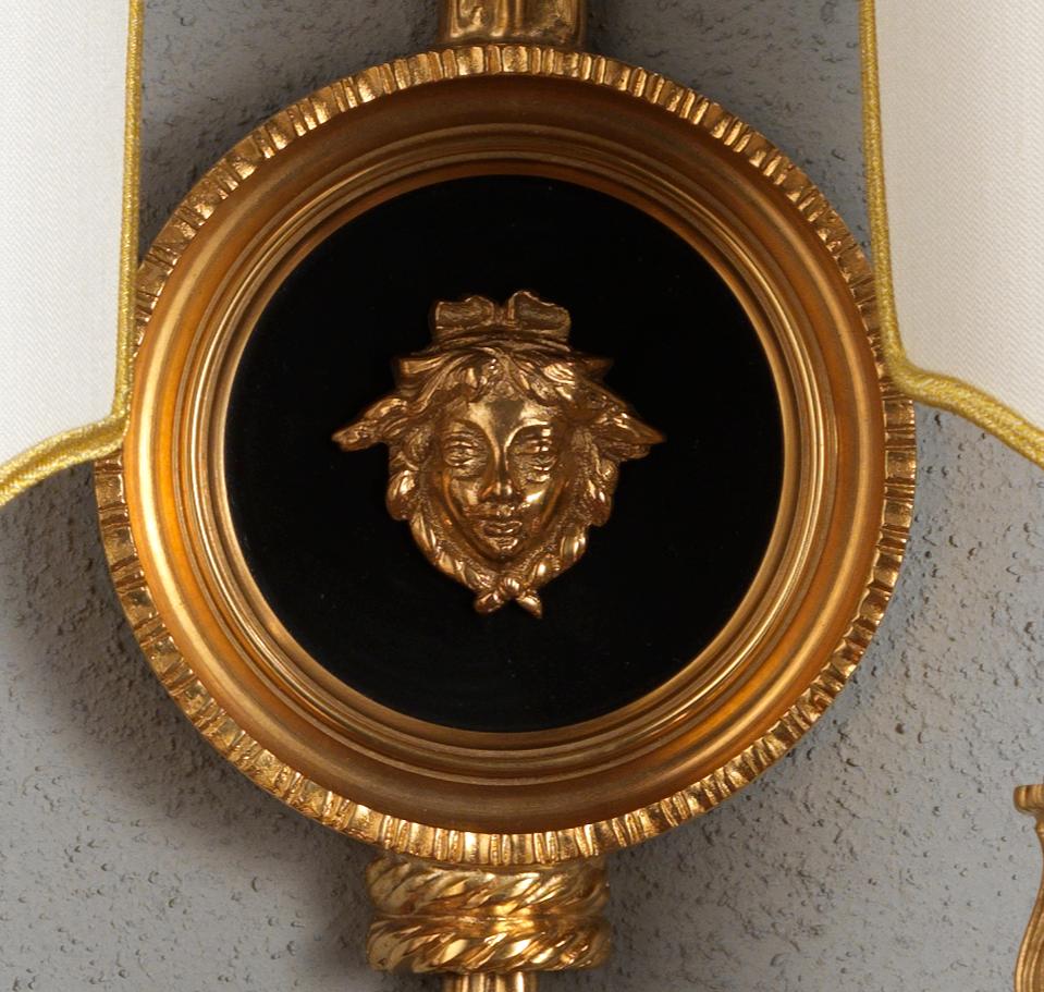 Doré Ensemble d'appliques de style Louis XVI en bronze doré et émail de Gherardo Degli Albizzi en vente