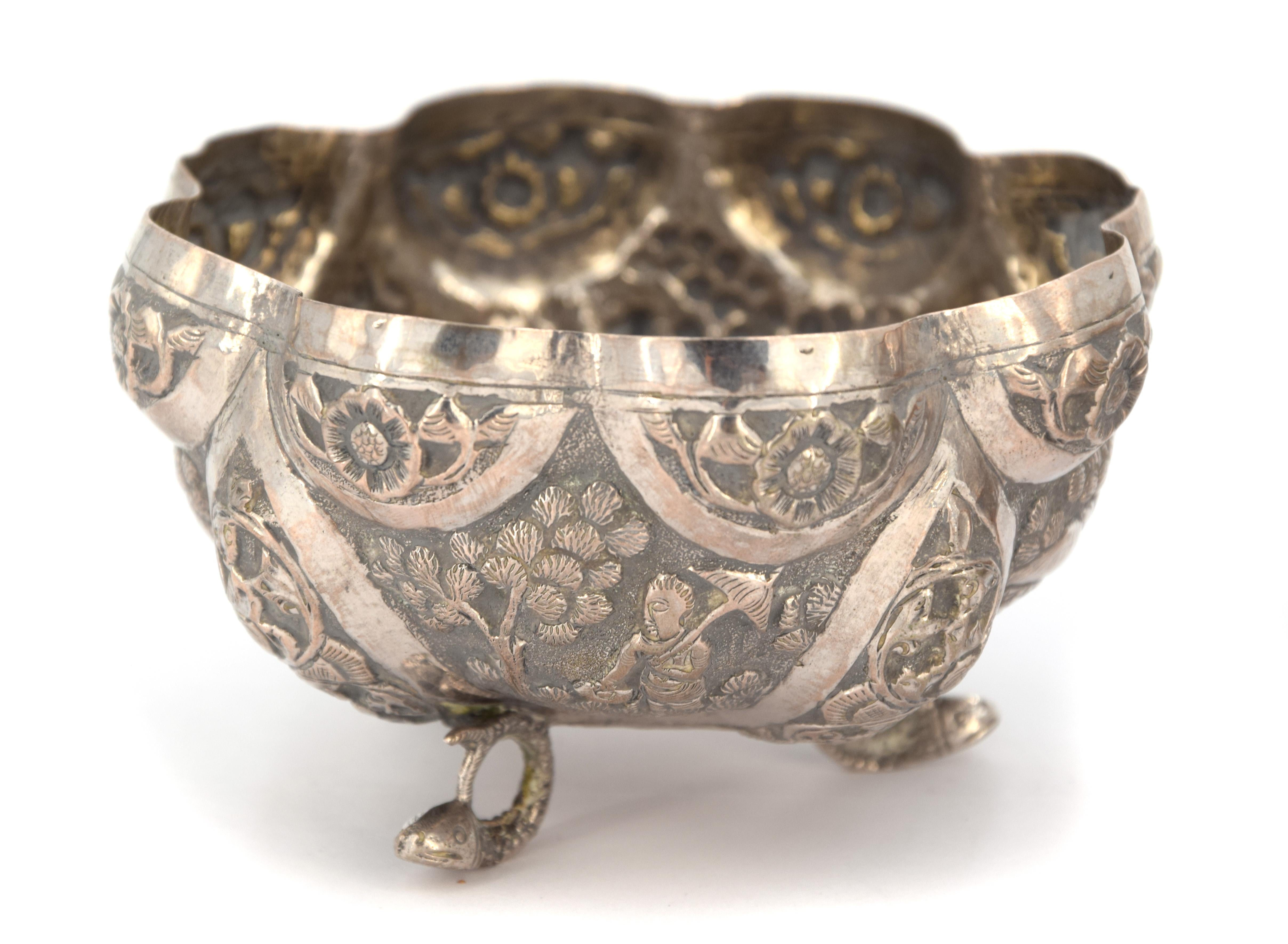 Tiny oriental curved round-shaped bowls in silver, entirely polished and hurled with floreal movifs and life scenes, supported by 3 fish-shaped feet.

This artwork is shipped from Italy. Under existing legislation, any artwork in Italy created