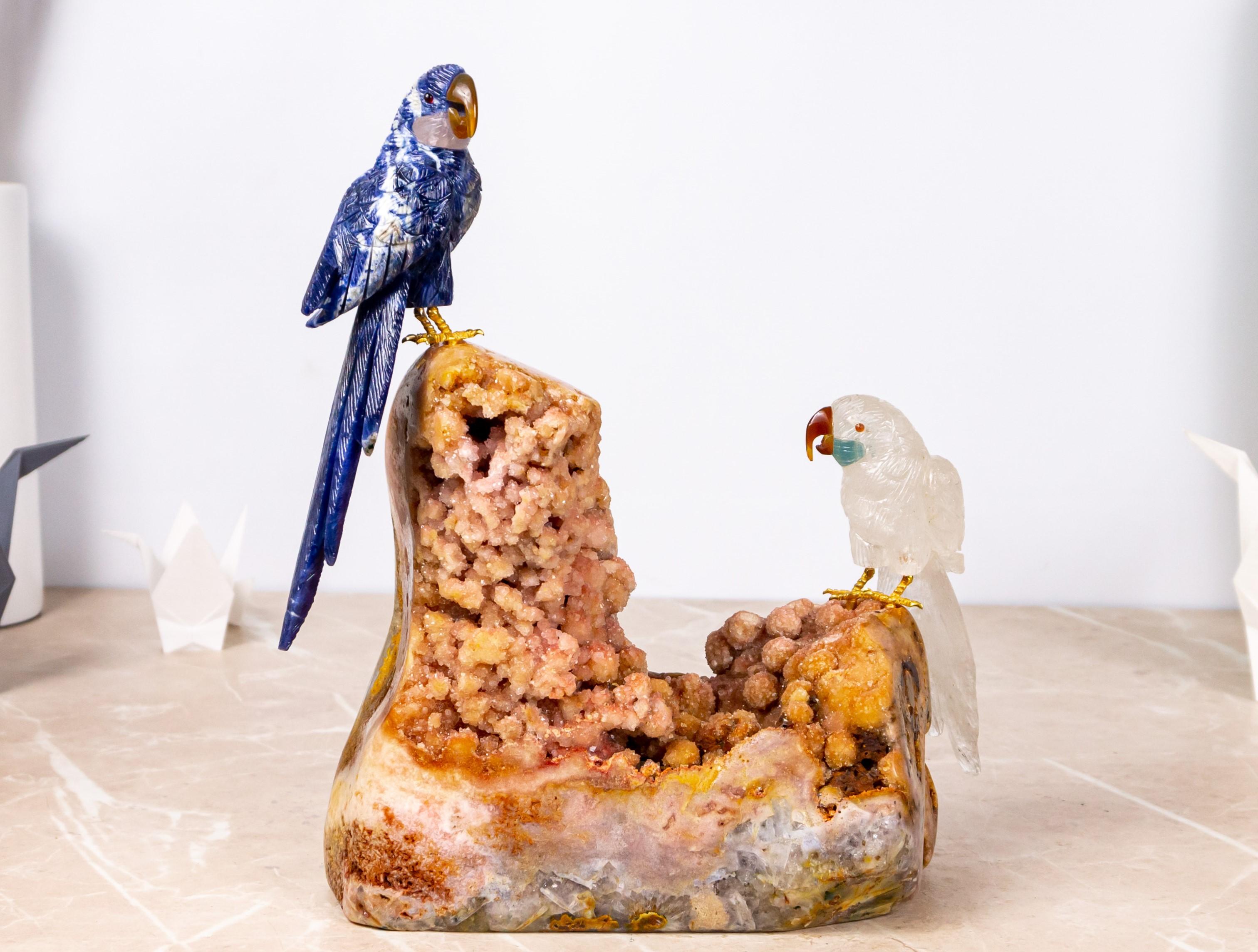 Dieses Stück des weltbekannten Schnitzers Venturini, das ein charmantes Papageienpaar darstellt, ist von der brasilianischen Fauna inspiriert und wird ausschließlich aus feinstem brasilianischem blauem Sodalith und Rosenkristallquarz gefertigt.