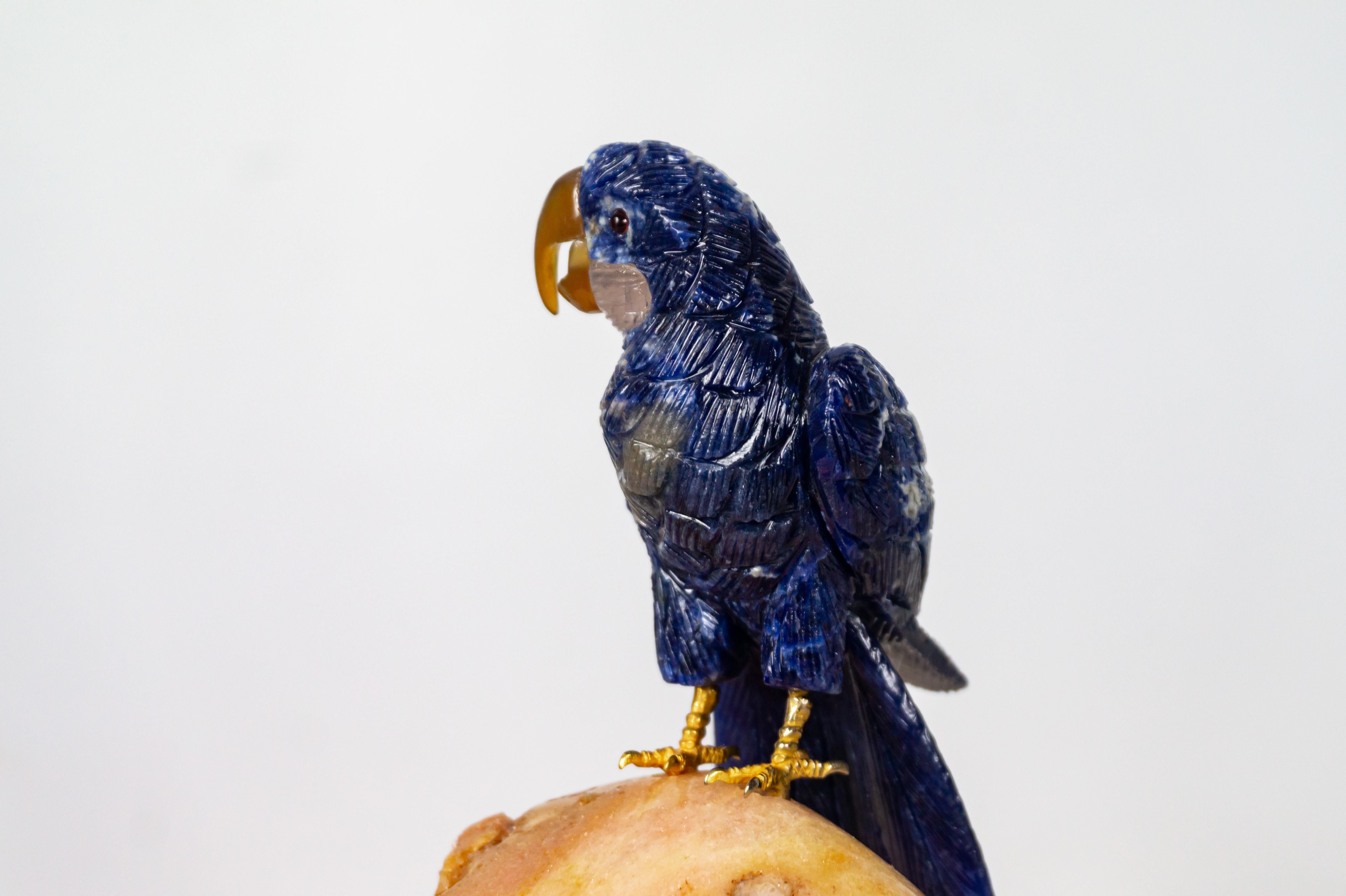 Paar Papageien-Skulptur des renommierten Schnitzers Venturini - Blaue und rote Papageien (21. Jahrhundert und zeitgenössisch) im Angebot