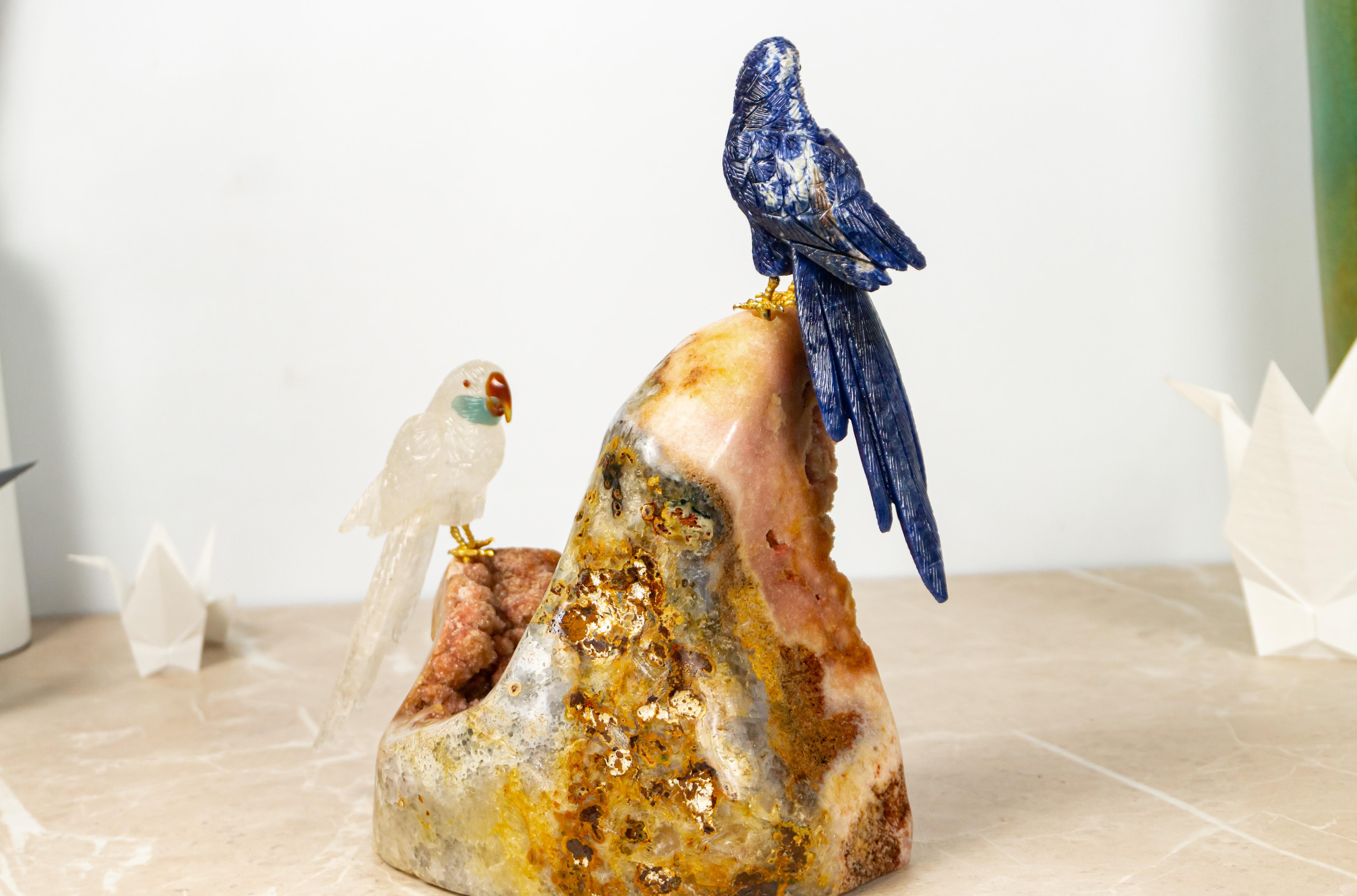 Paar Papageien-Skulptur des renommierten Schnitzers Venturini - Blaue und rote Papageien im Angebot 1
