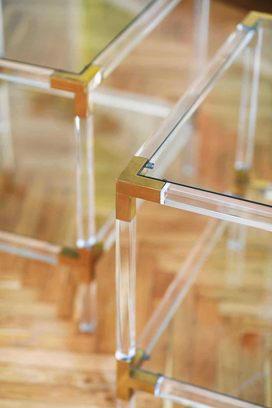 Laiton Ensemble de deux tables basses en plexiglas avec détails en laiton et plateau en cristal, 1980 en vente