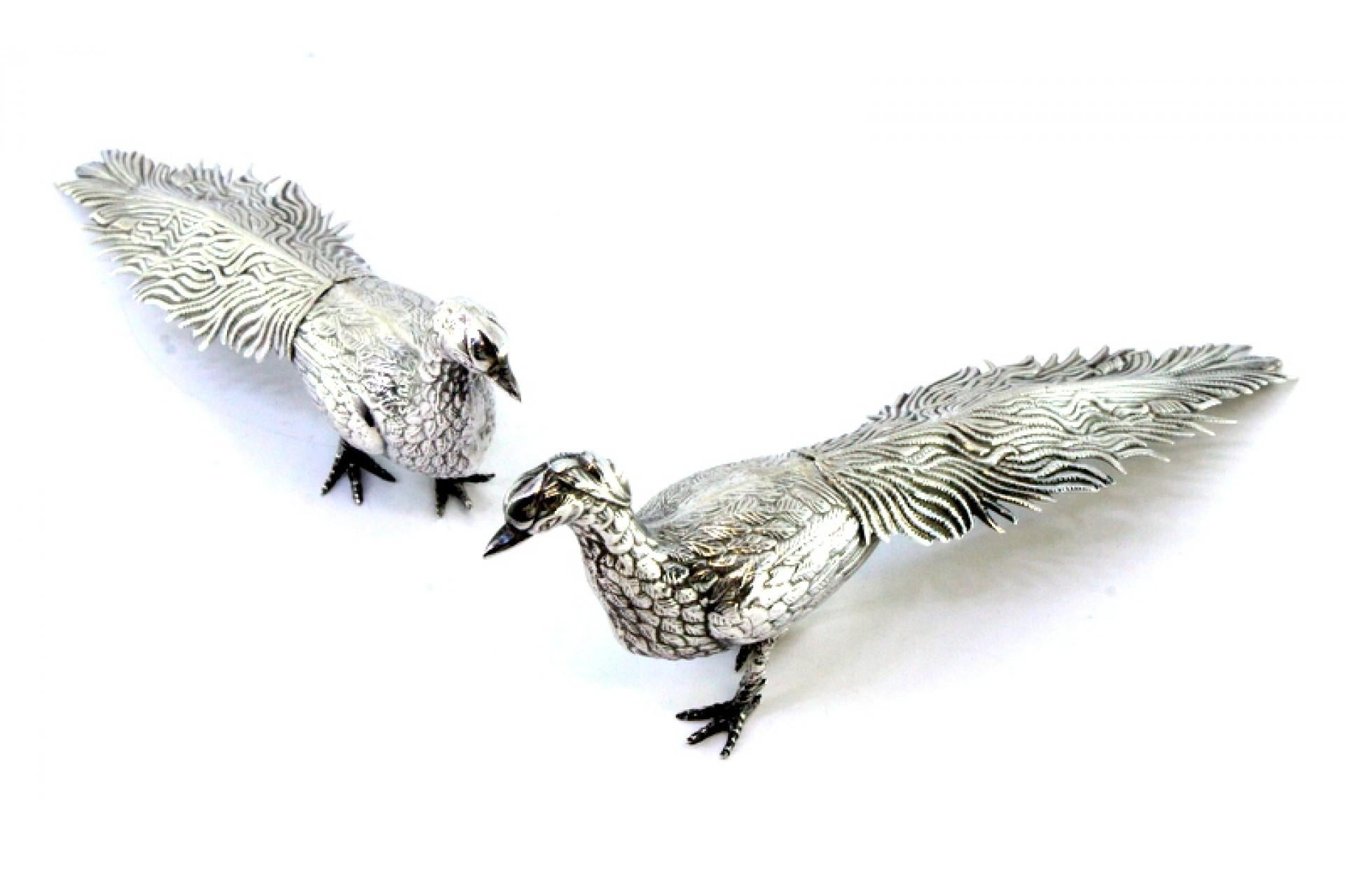 Descripción: Pareja de pavos reales de plata con relieves y aplicaciones. Metal: Silver. Origen: Europeo. Mark: Ausente. Peso: 204,89 gramos. Dimensiones: 3,8cmx16cm. Contenido: 925/1000. Marca de ensayo: Ausente. Información adicional: Buen estado.