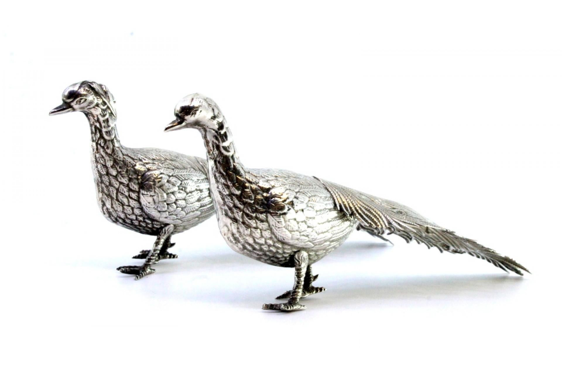 Couple of silver peacocks with reliefs and applications Europeo en venta