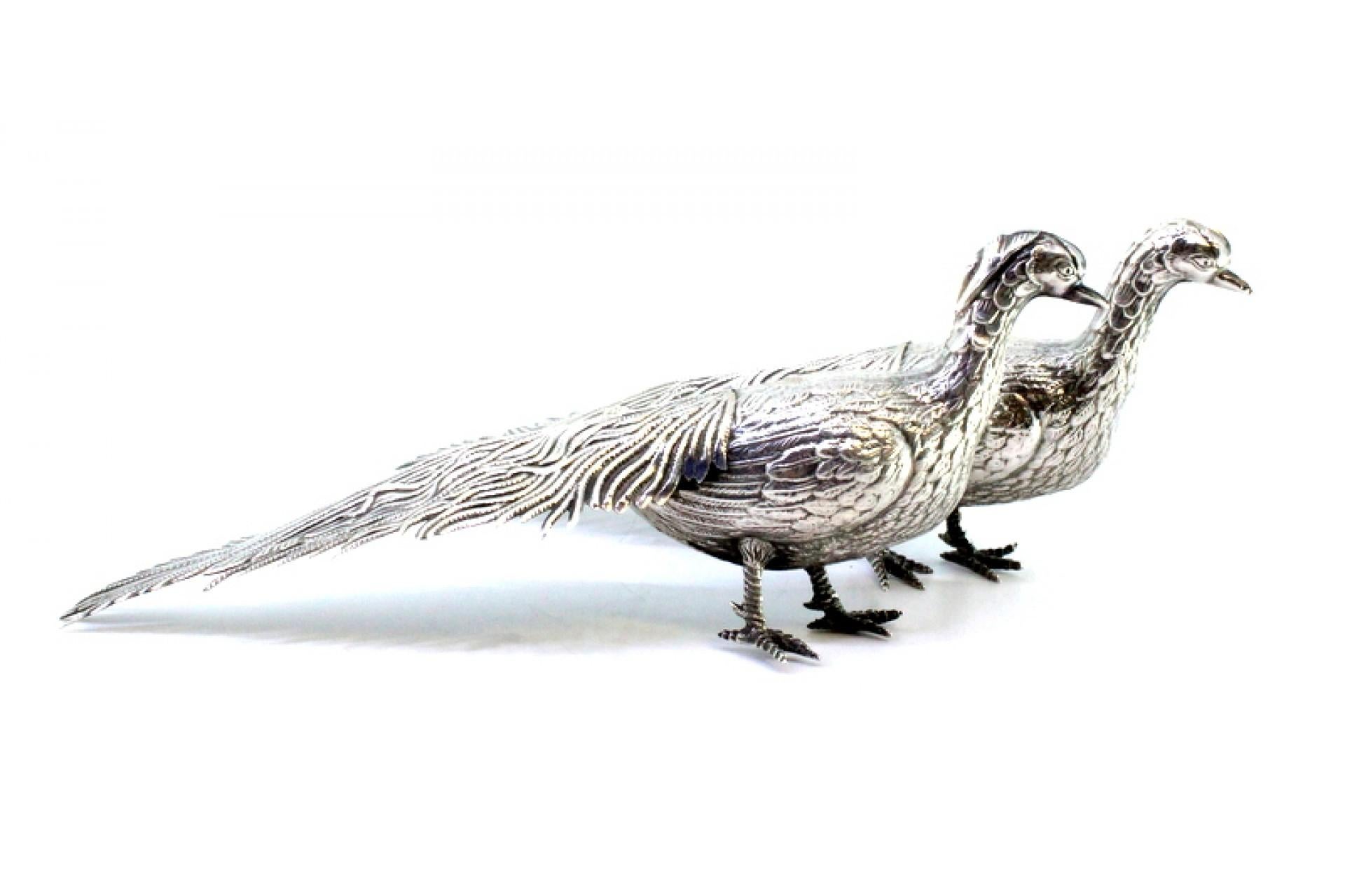Couple of silver peacocks with reliefs and applications siglo XX en venta