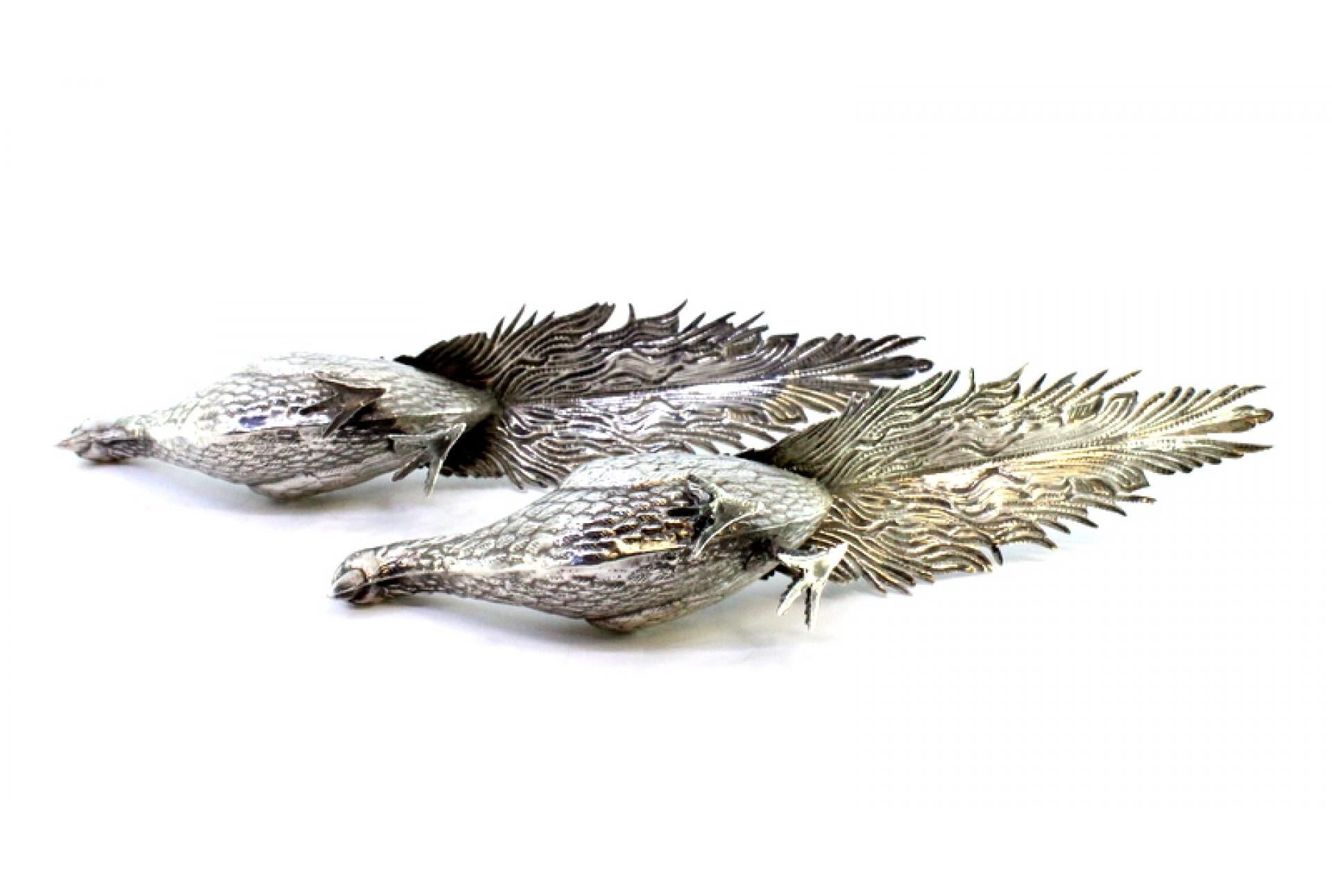 Couple of silver peacocks with reliefs and applications en venta 1