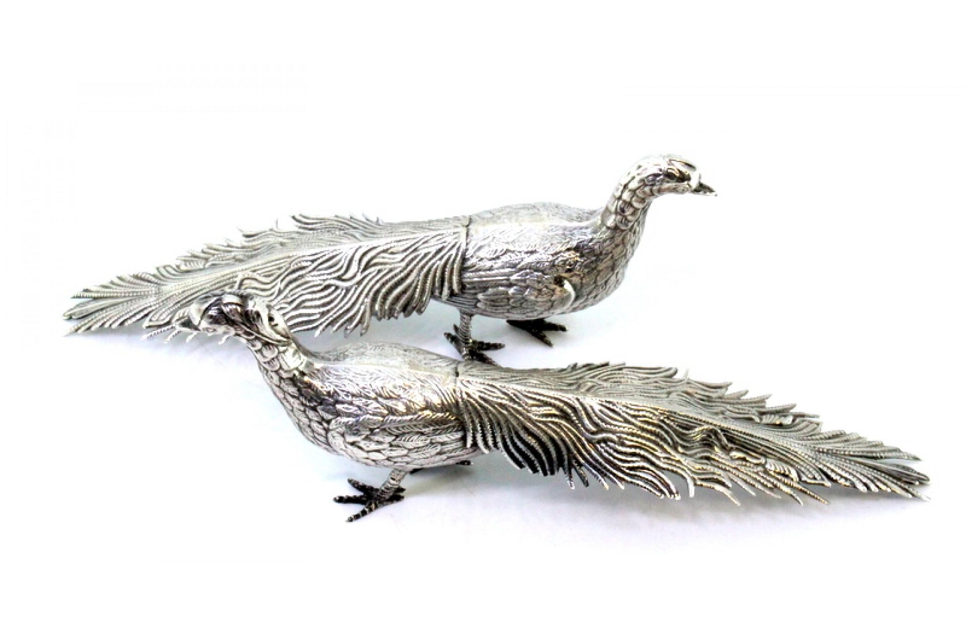 Couple of silver peacocks with reliefs and applications en venta 2