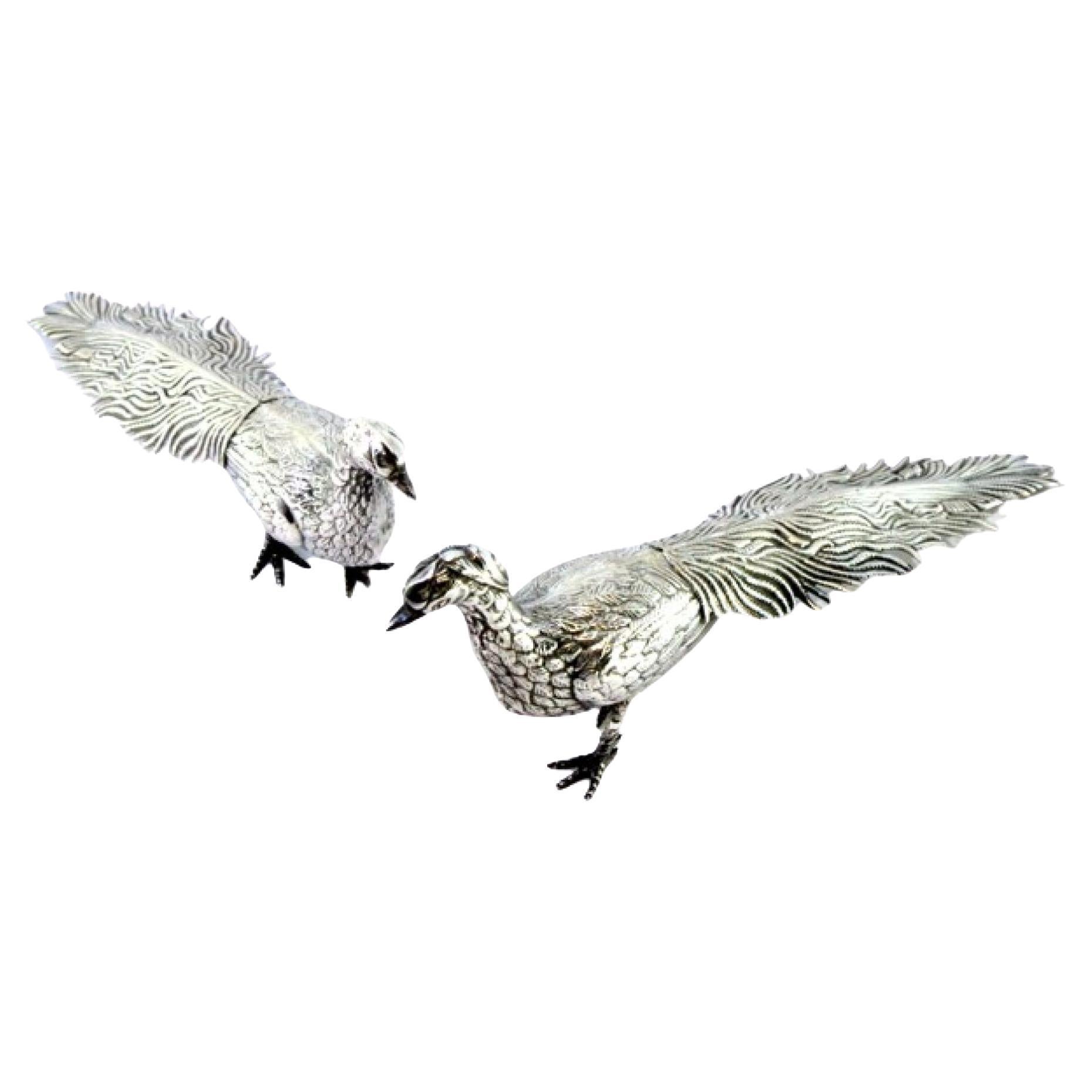 Couple of silver peacocks with reliefs and applications en venta