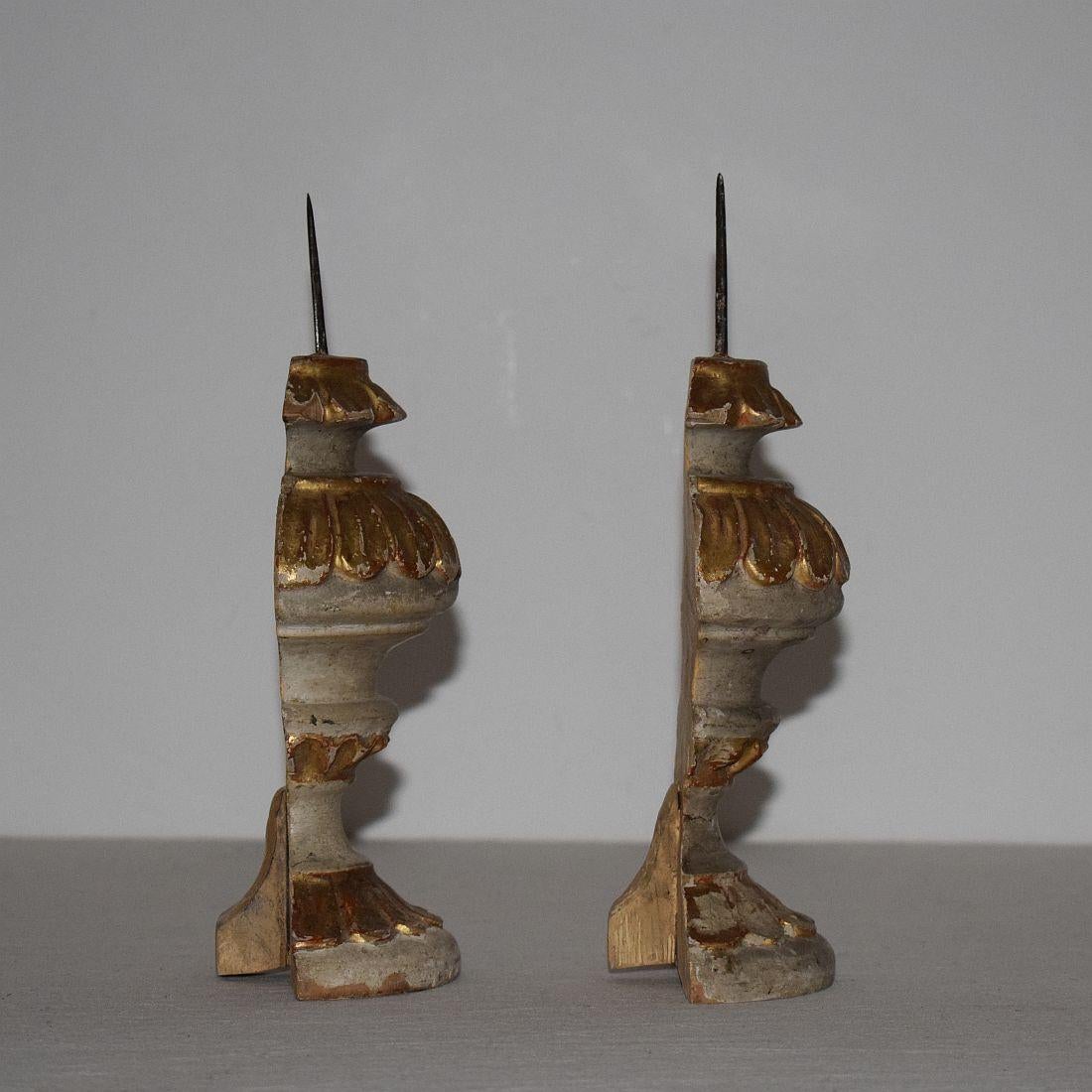 Couple of Small 18th Century Italian Carved Baroque Candleholders / Candlesticks In Good Condition In Buisson, FR