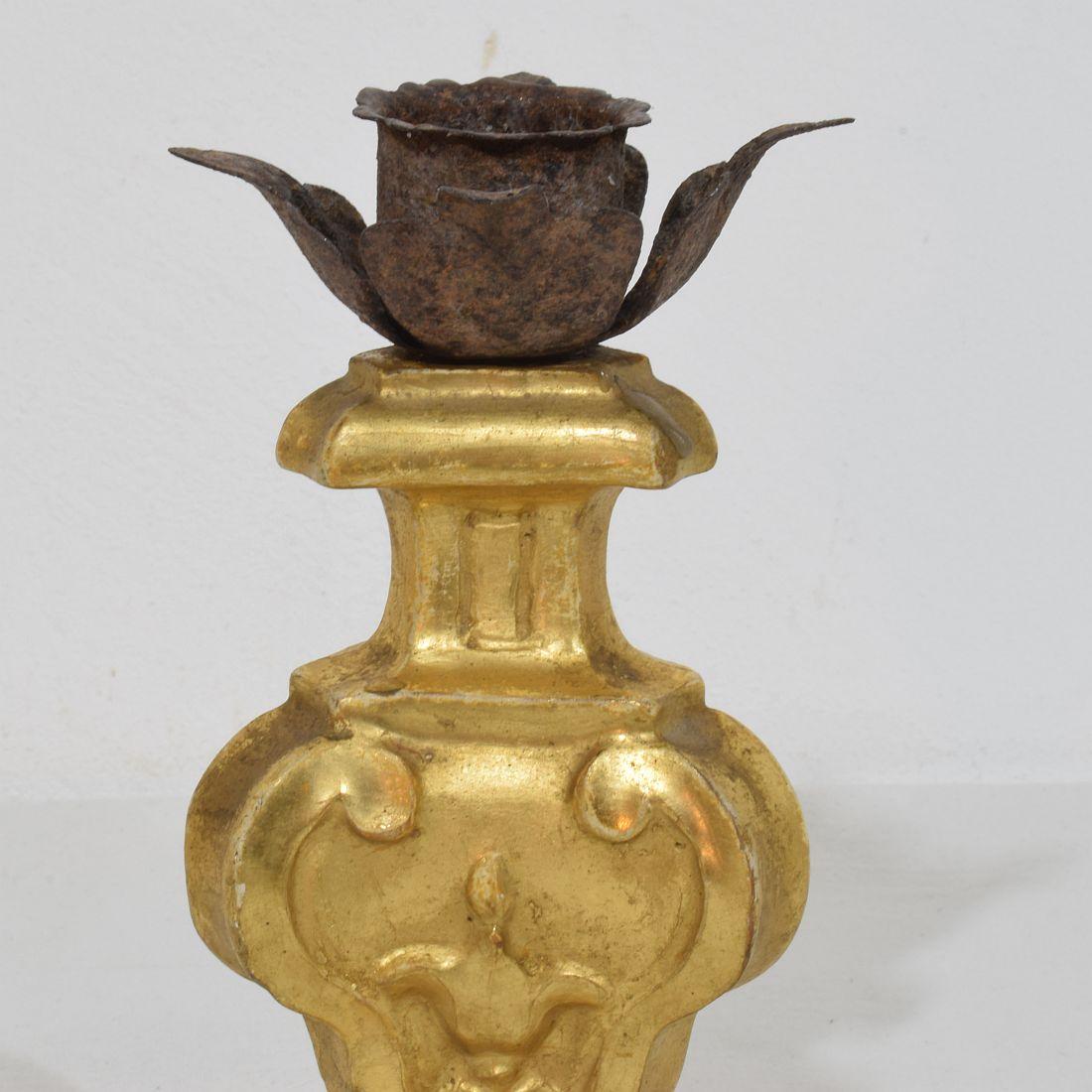Coppia di piccoli portacandele in legno dorato neoclassico italiano della fine del XVIII secolo in vendita 2