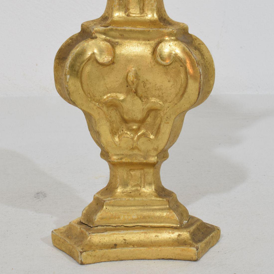 Coppia di piccoli portacandele in legno dorato neoclassico italiano della fine del XVIII secolo in vendita 3
