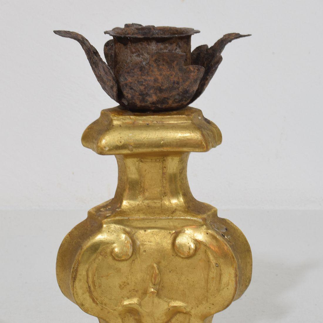 Coppia di piccoli portacandele in legno dorato neoclassico italiano della fine del XVIII secolo in vendita 6