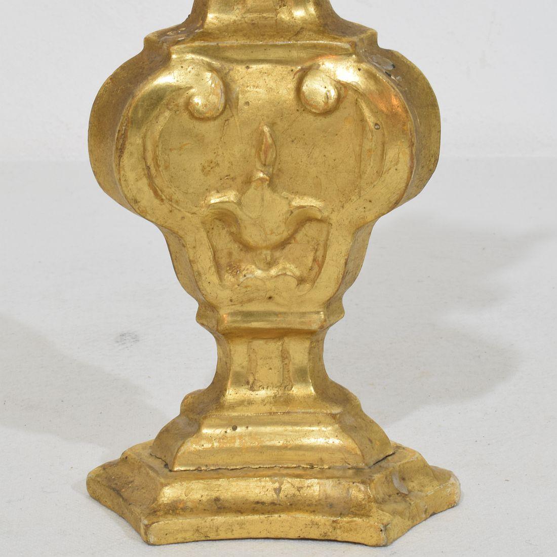 Coppia di piccoli portacandele in legno dorato neoclassico italiano della fine del XVIII secolo in vendita 7