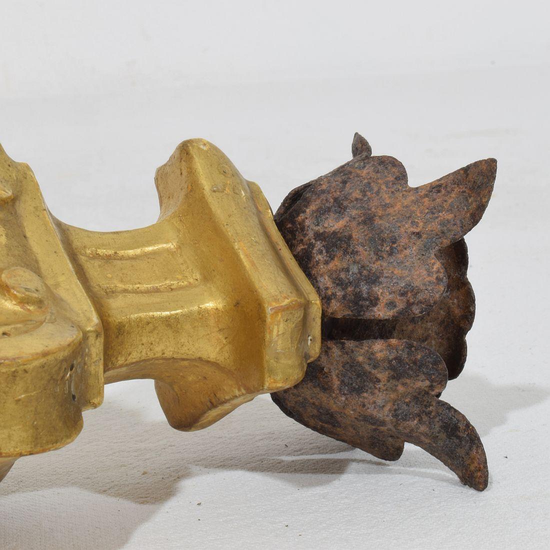 Coppia di piccoli portacandele in legno dorato neoclassico italiano della fine del XVIII secolo in vendita 9
