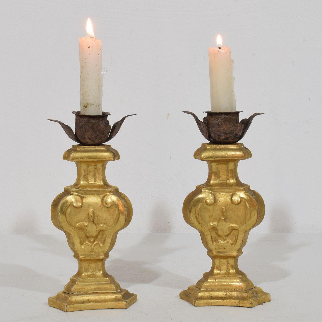 Ottima coppia di piccoli portacandele in legno con doratura originale.
Un portacandele di tipo molto bello e raro da trovare in coppia.
Italia, circa 1780-1800.
Intemperie, piccole perdite.