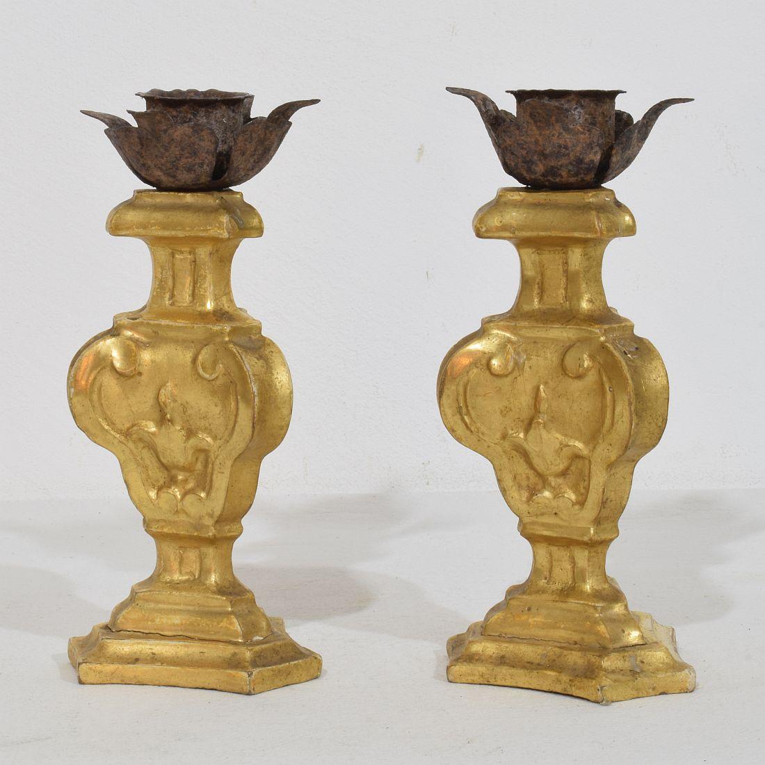 Neoclassico Coppia di piccoli portacandele in legno dorato neoclassico italiano della fine del XVIII secolo in vendita