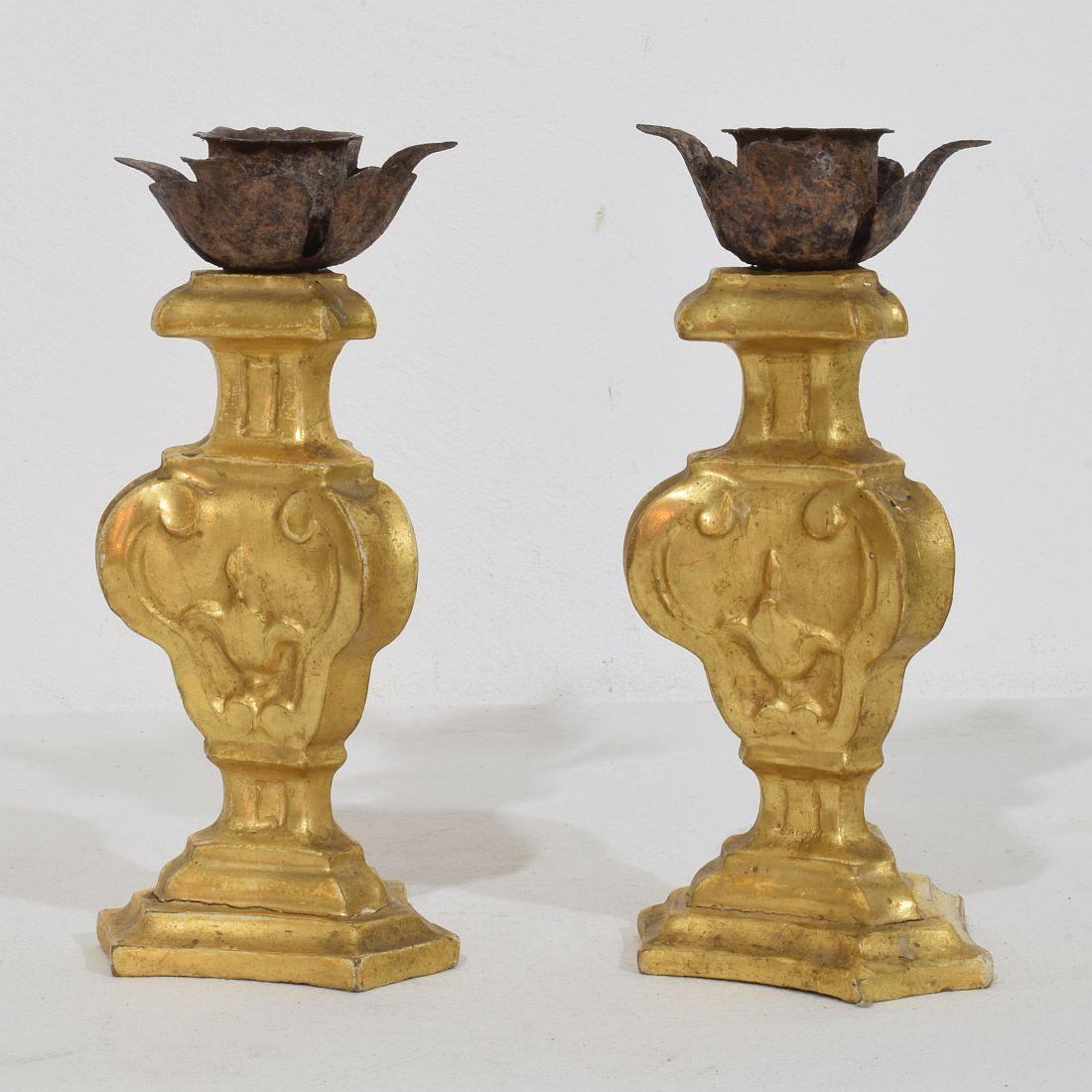 Couple of Small Late 18th Century Italian Neoclassical Giltwood Candleholders In Good Condition For Sale In Buisson, FR